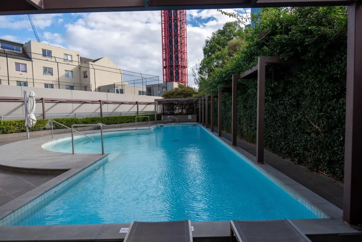 Large Bright 4 Bdrm Southbank apt