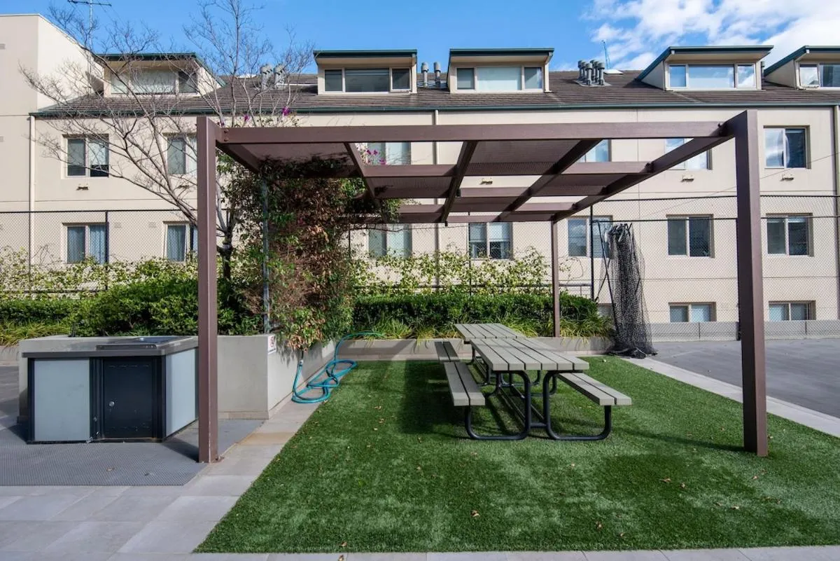 Large Bright 4 Bdrm Southbank apt