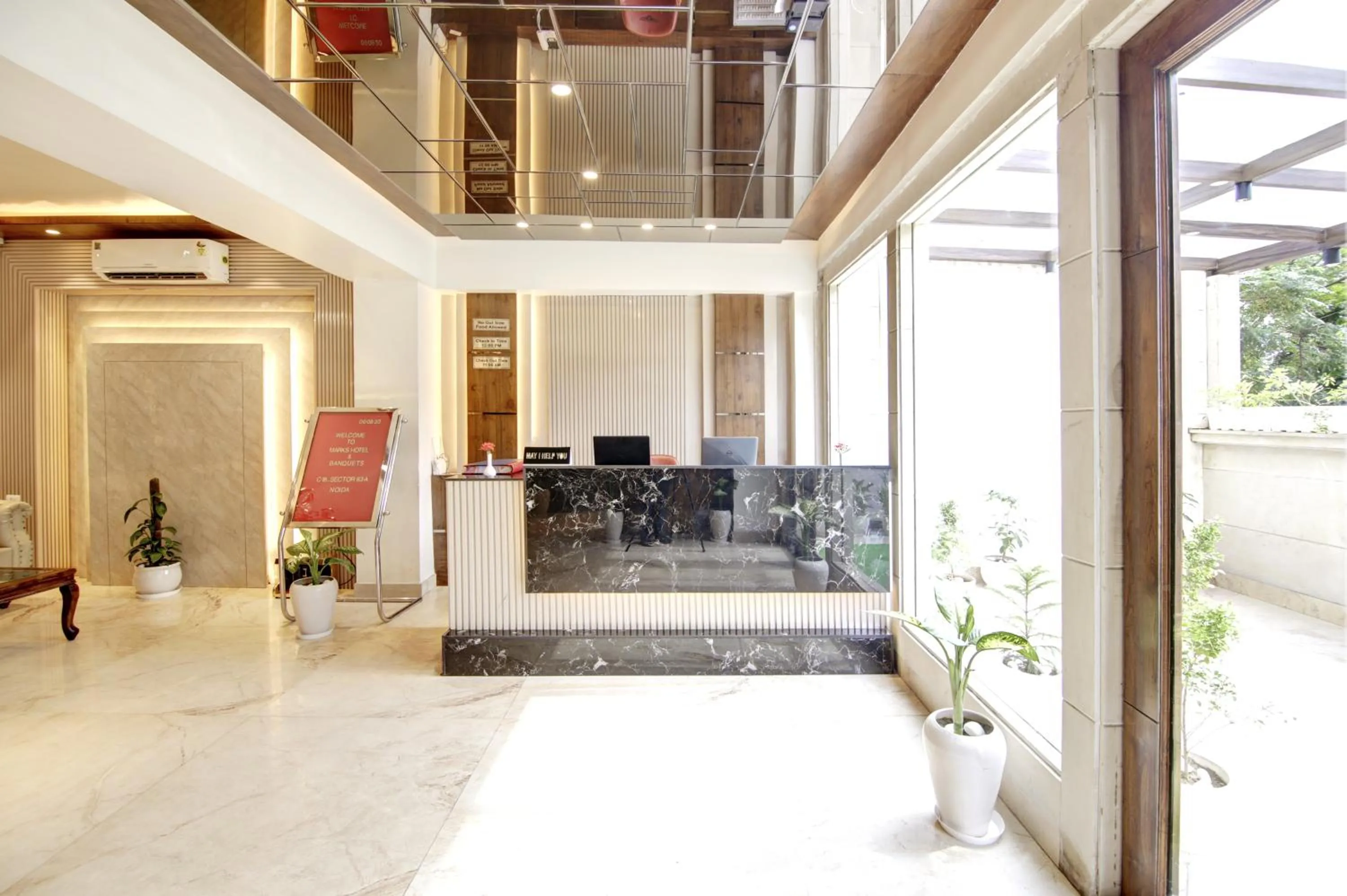 Lobby or reception in Marks Hotel & Banquet