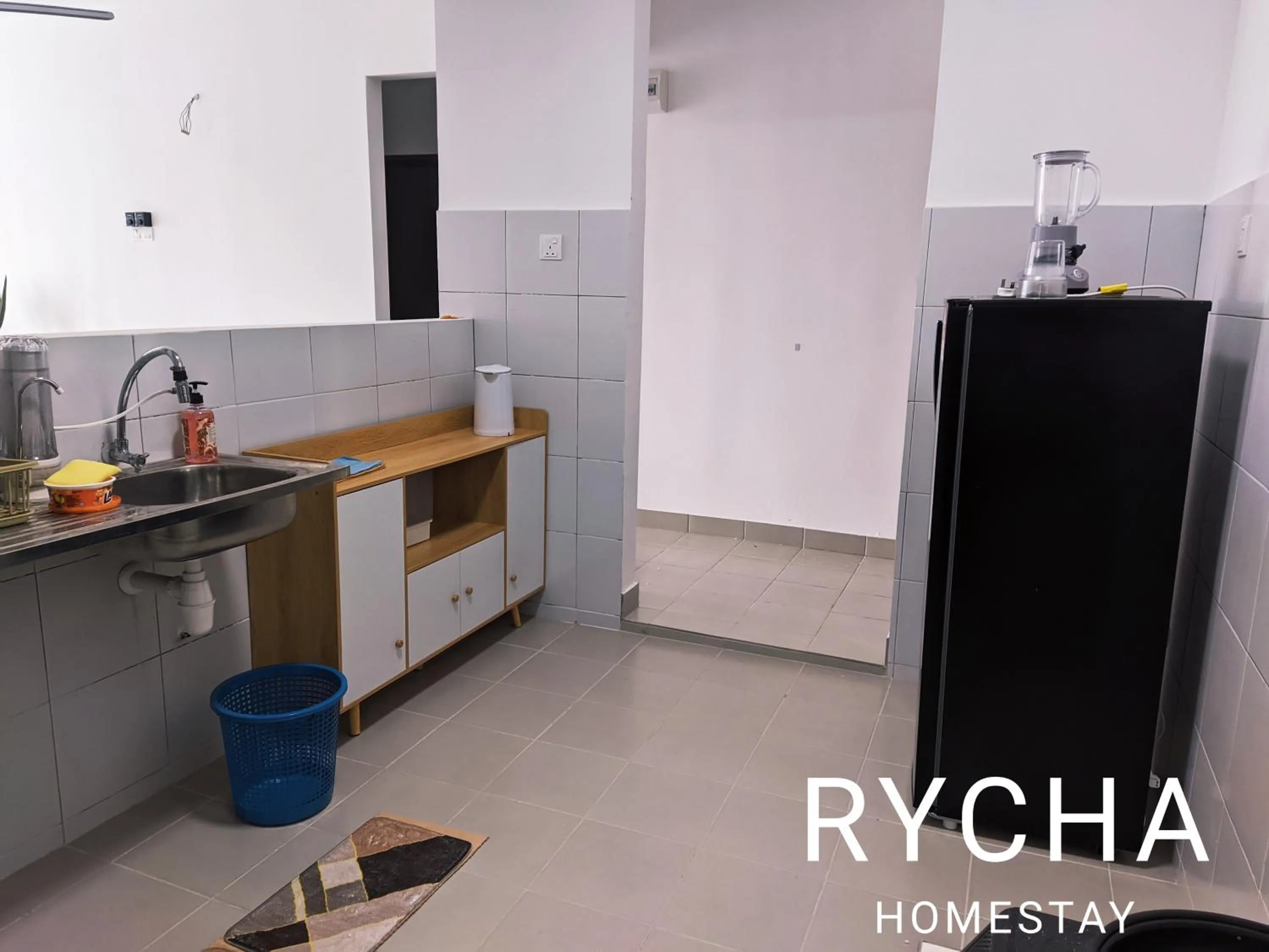 Kitchen or kitchenette in Rycha Homestay A famosa near Waterpark