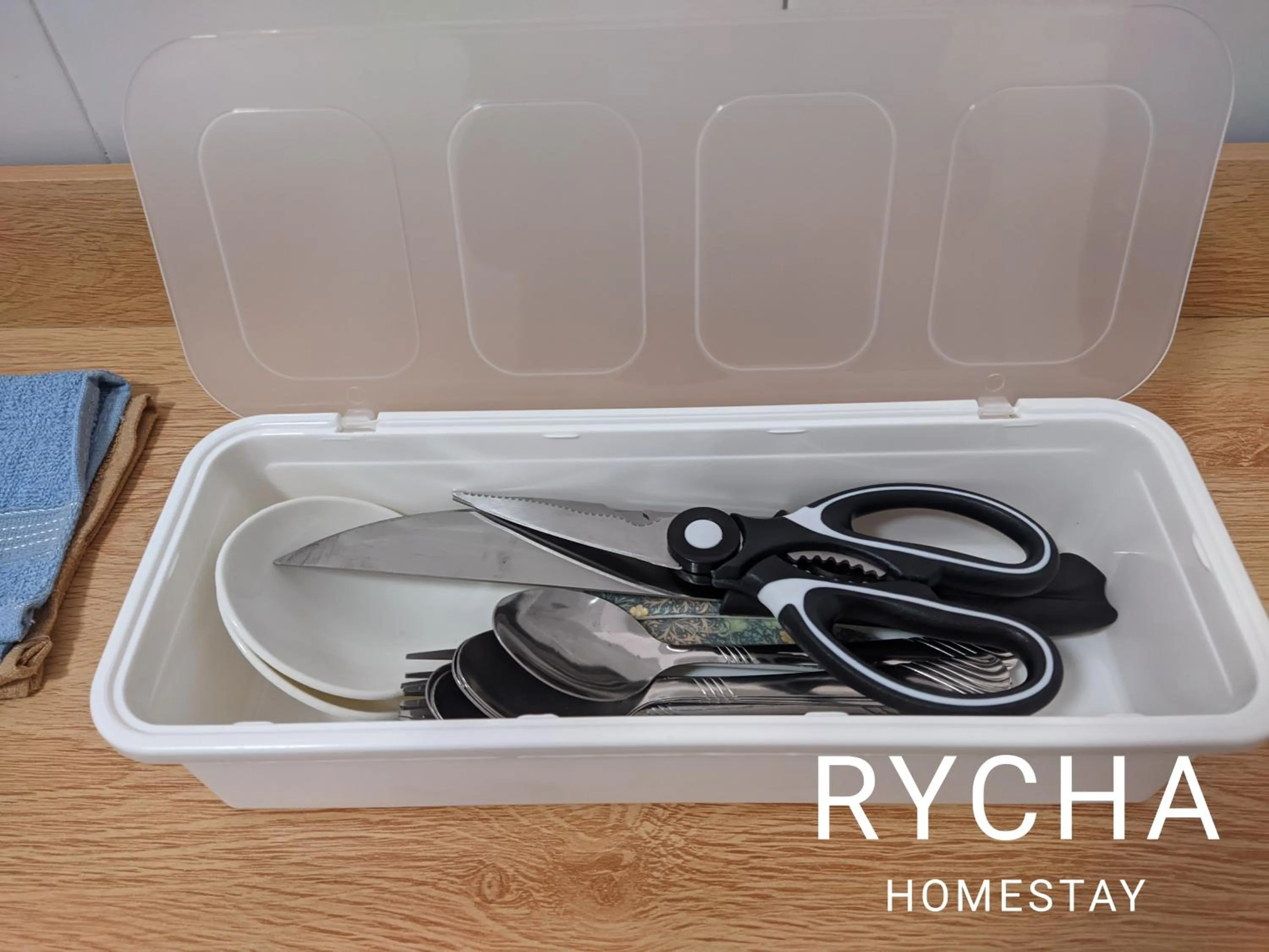 Kitchen or kitchenette in Rycha Homestay A famosa near Waterpark