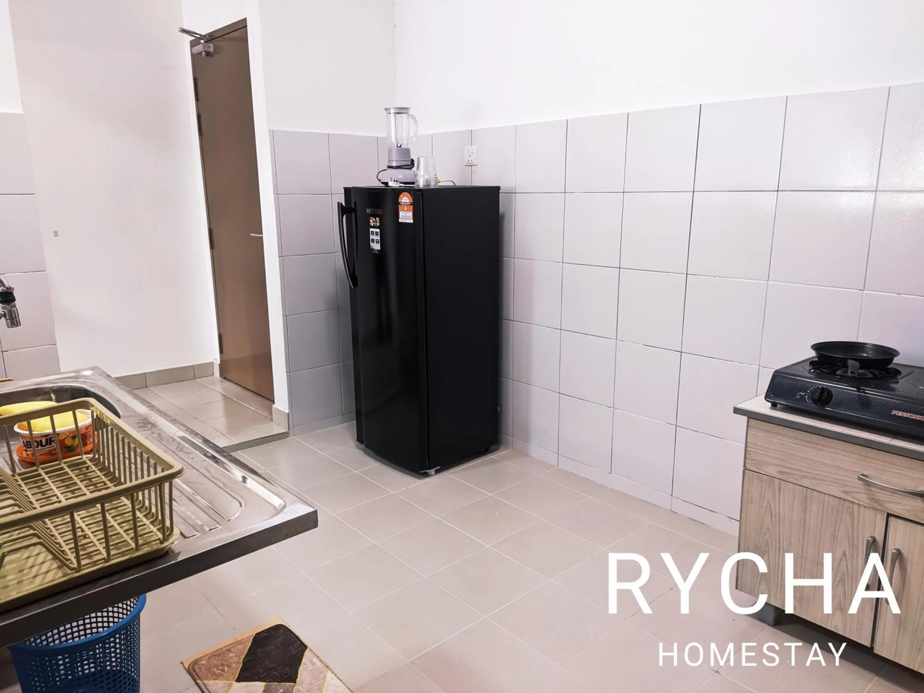 Kitchen or kitchenette in Rycha Homestay A famosa near Waterpark