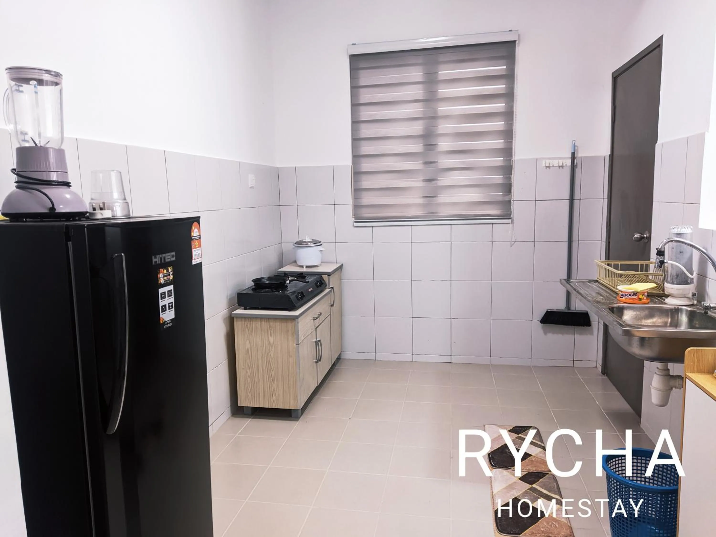 Kitchen or kitchenette in Rycha Homestay A famosa near Waterpark