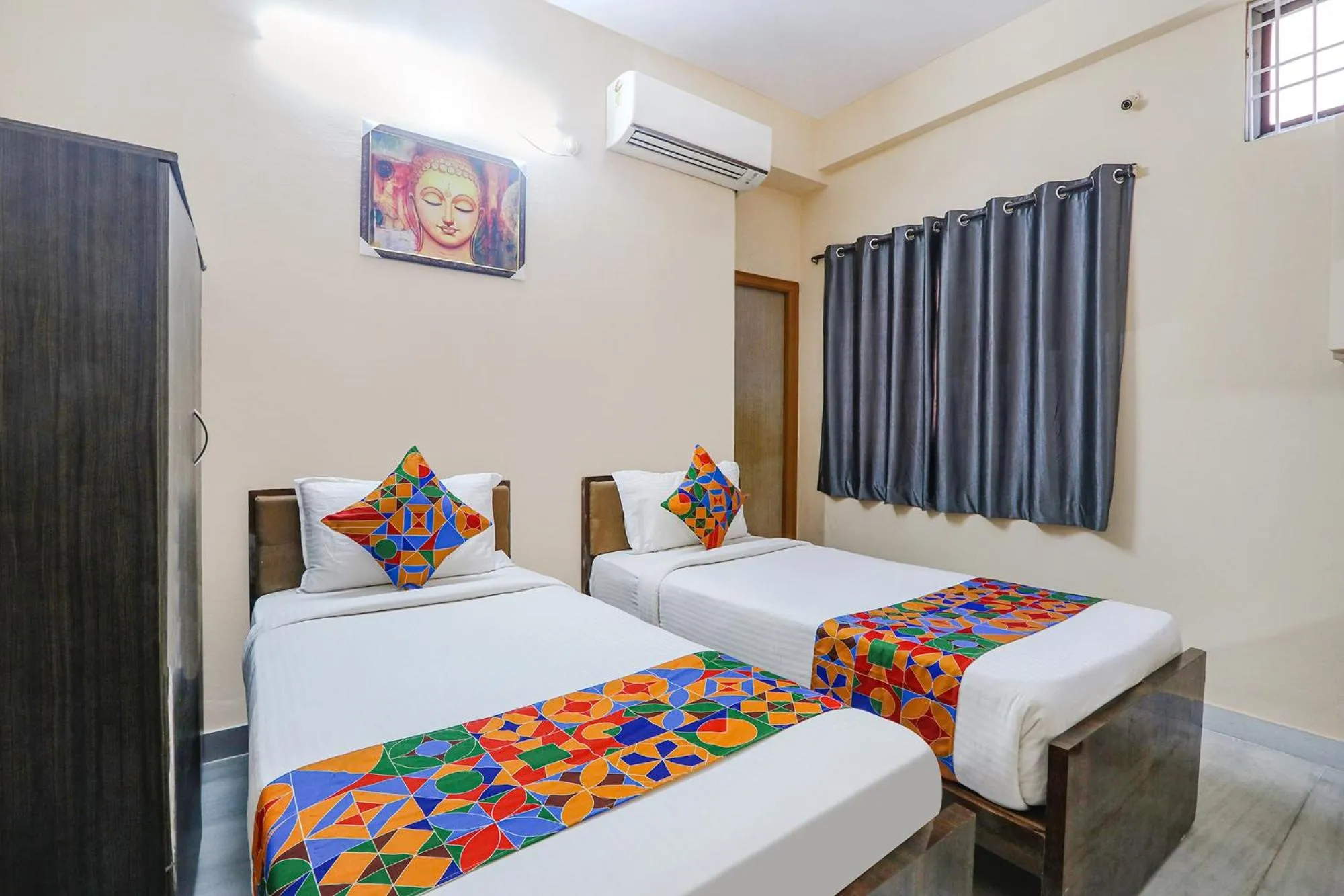 Bed in Via Prestige Castle - Nr KIMS Hospital, Kondapur