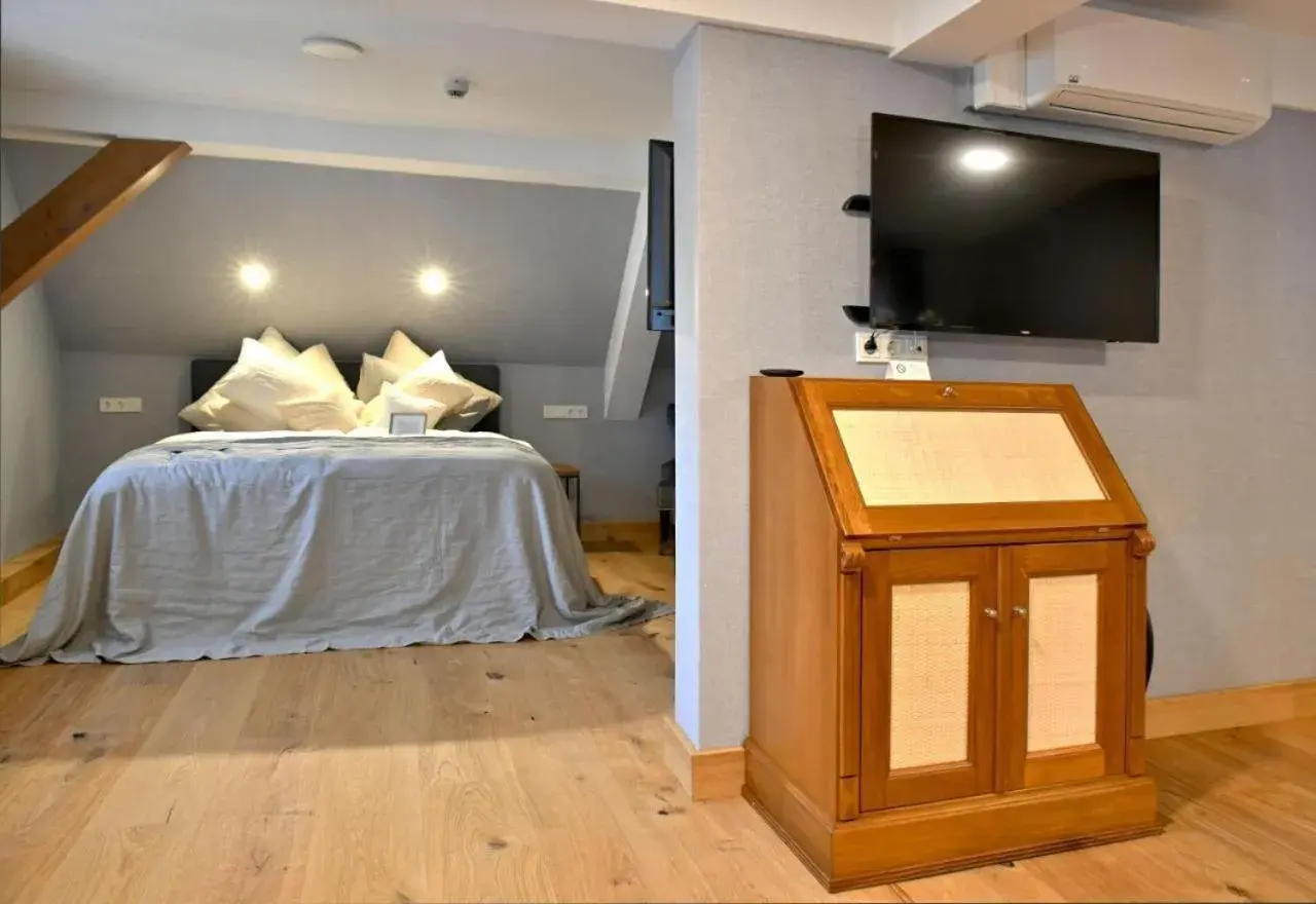 Deluxe Double Room with Bath - single occupancy in Hotel zum Löwen Herborn Deluxe Double Room with Bath - single occupancy in Hotel zum Löwen Herborn