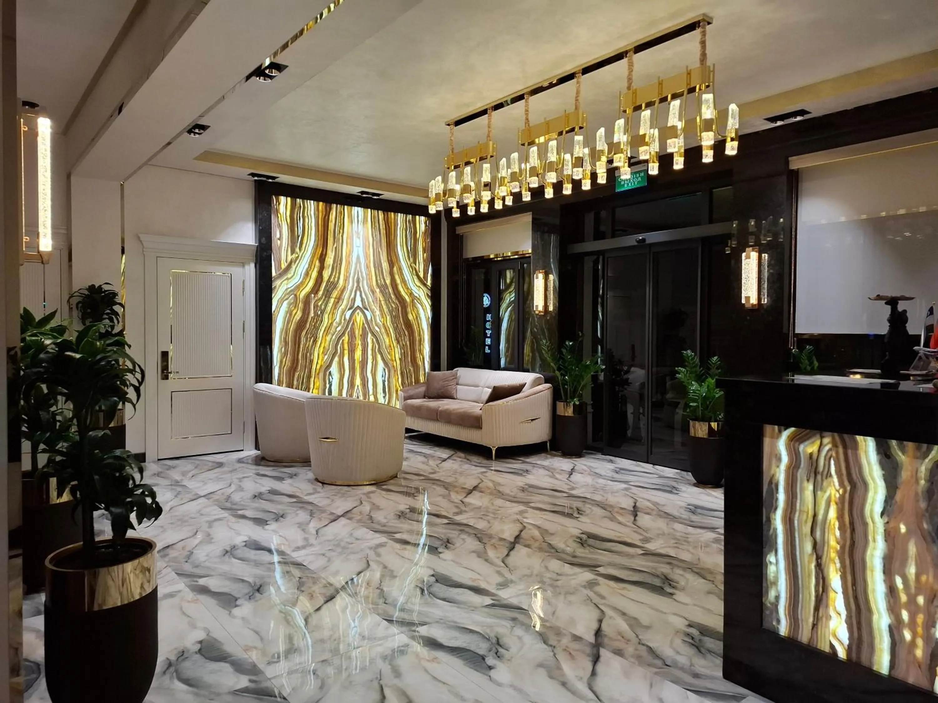 Communal lounge/ TV room in My Status Hotel