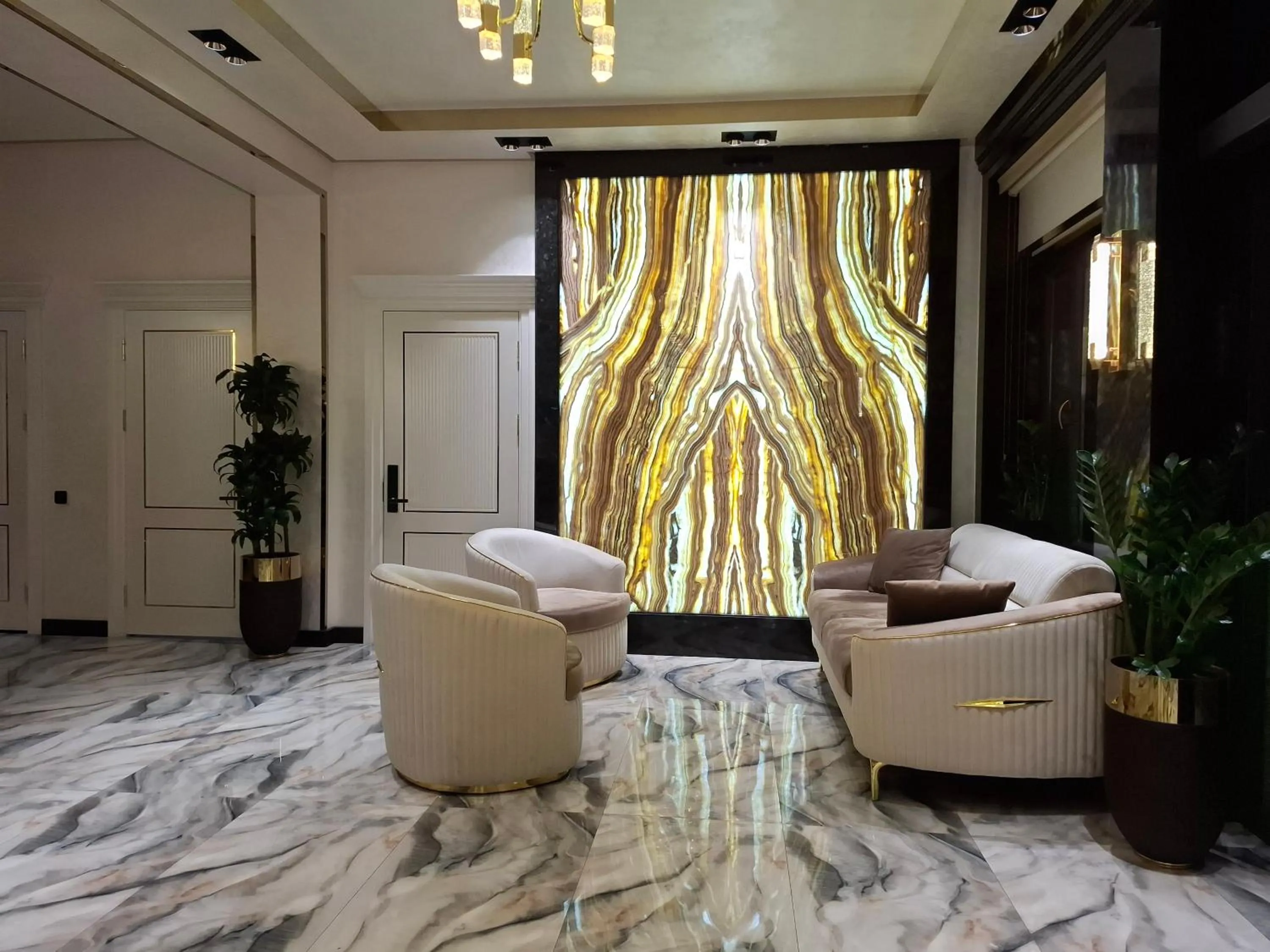 Communal lounge/ TV room in My Status Hotel