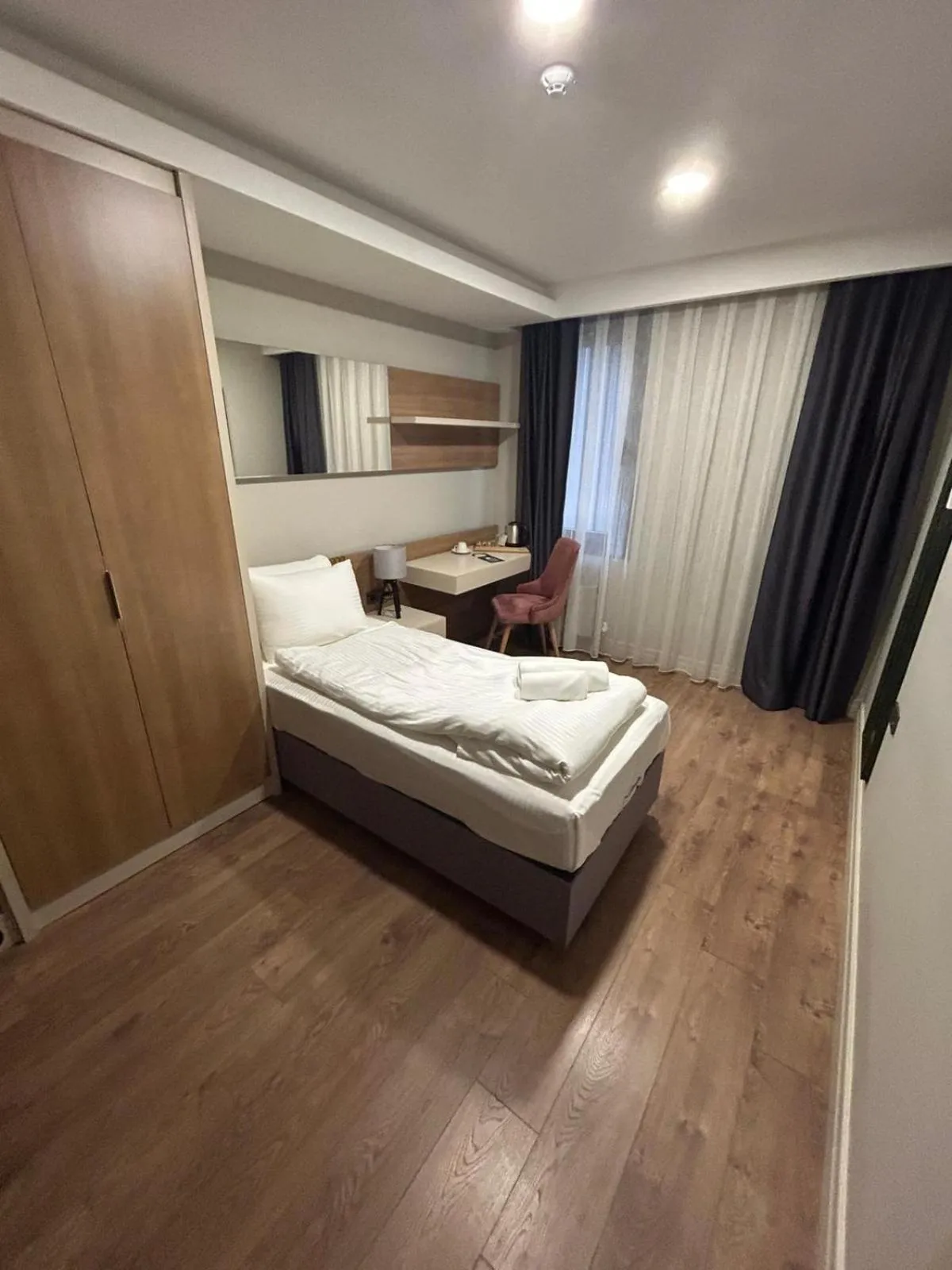 Photo of the whole room, Bed in Frezya - Exclusively Woman