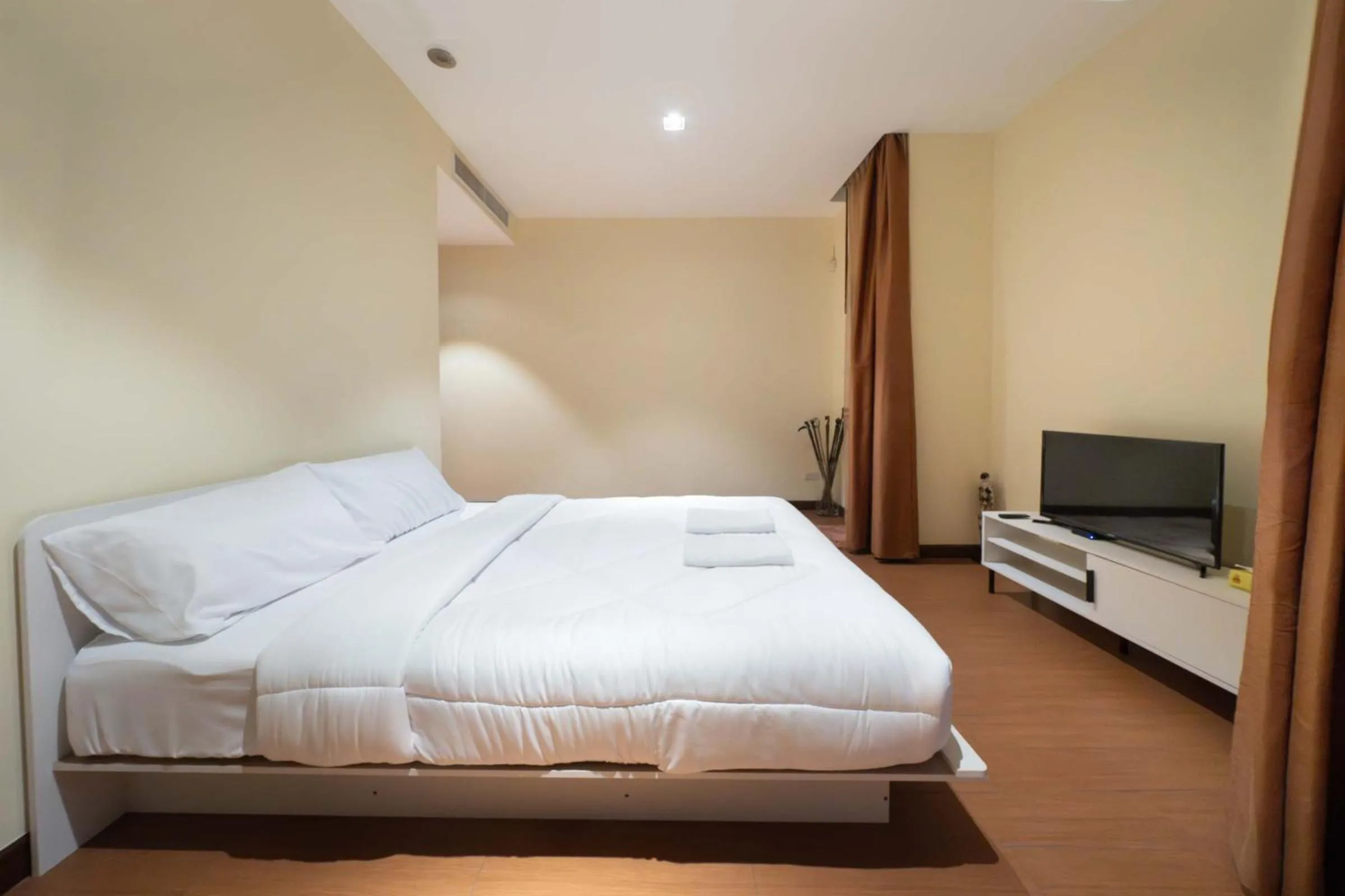 Pattaya Luxurious Gentlemans Club Pool Villa
