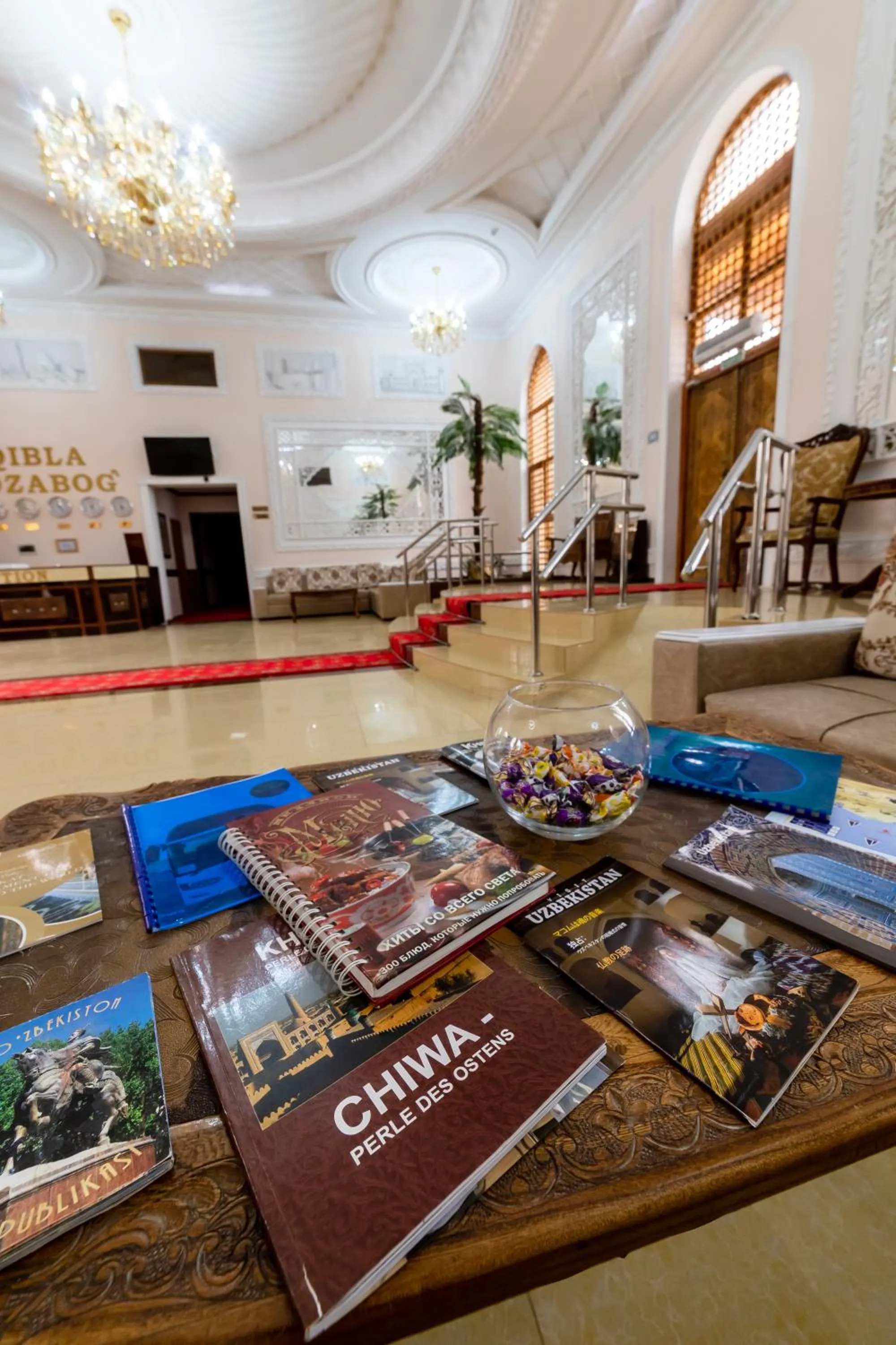 Seating area in Qibla Tozabog