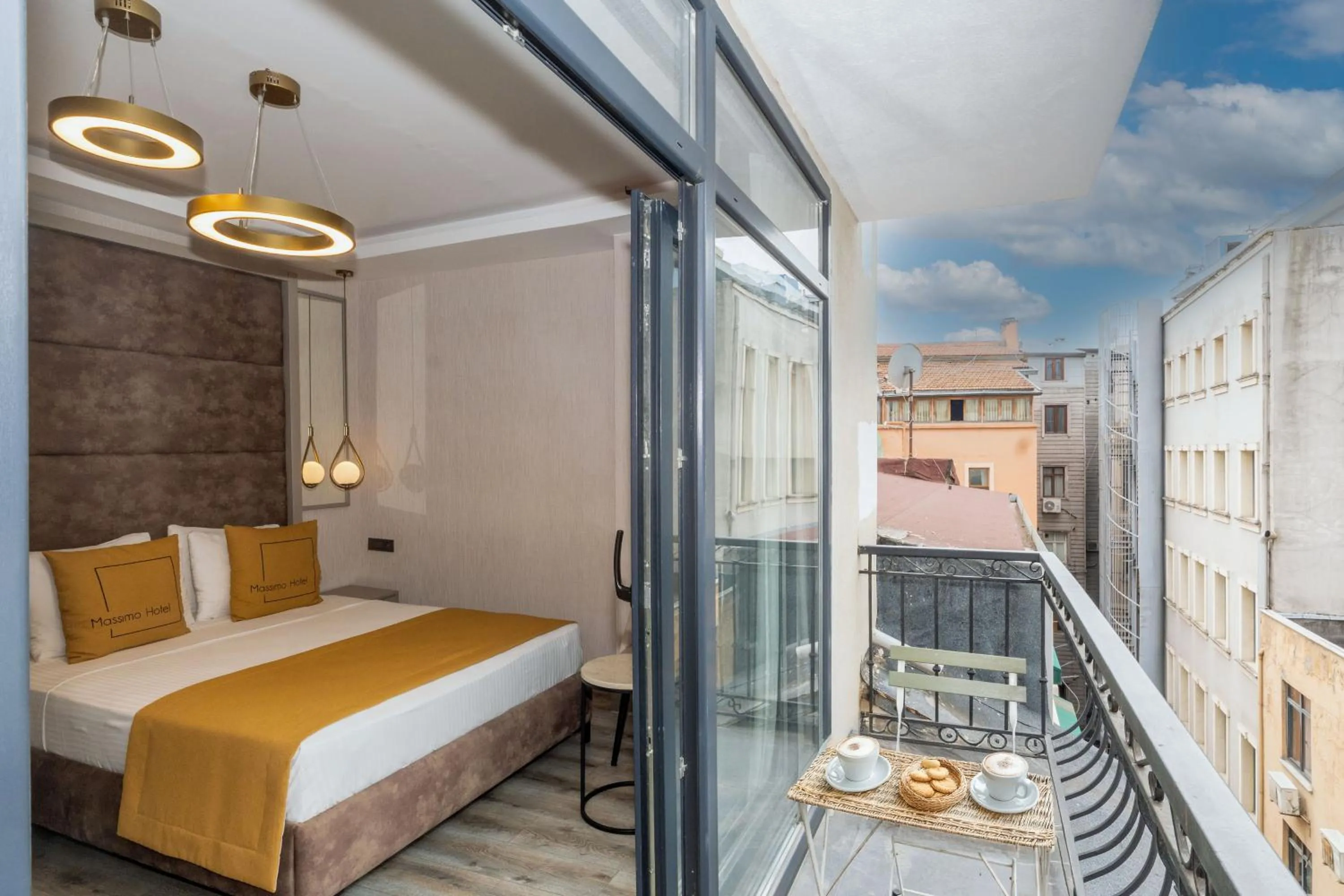 Balcony/Terrace, Bed in Massimo Hotel