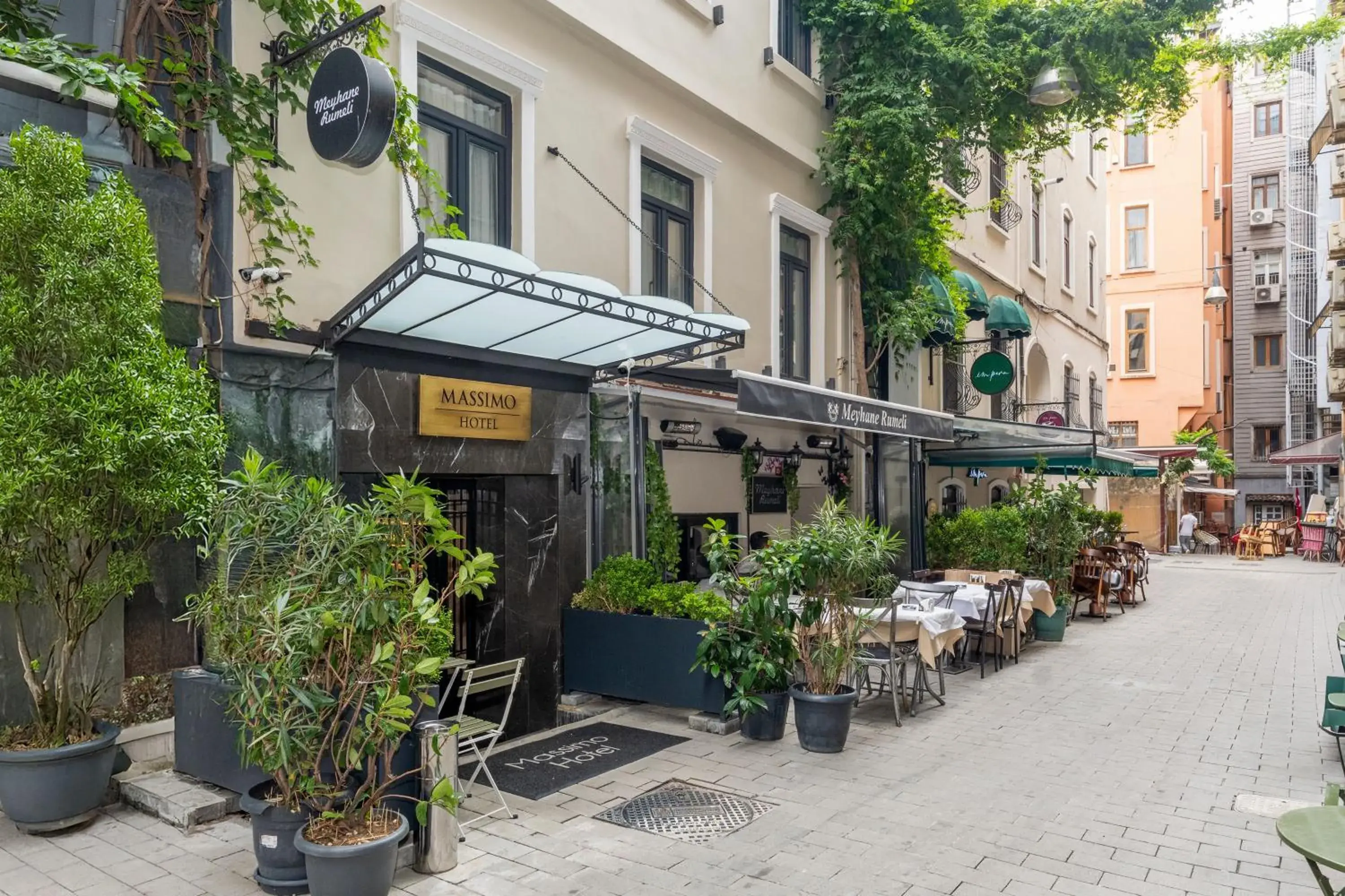 Property building in Massimo Hotel Property building in Massimo Hotel