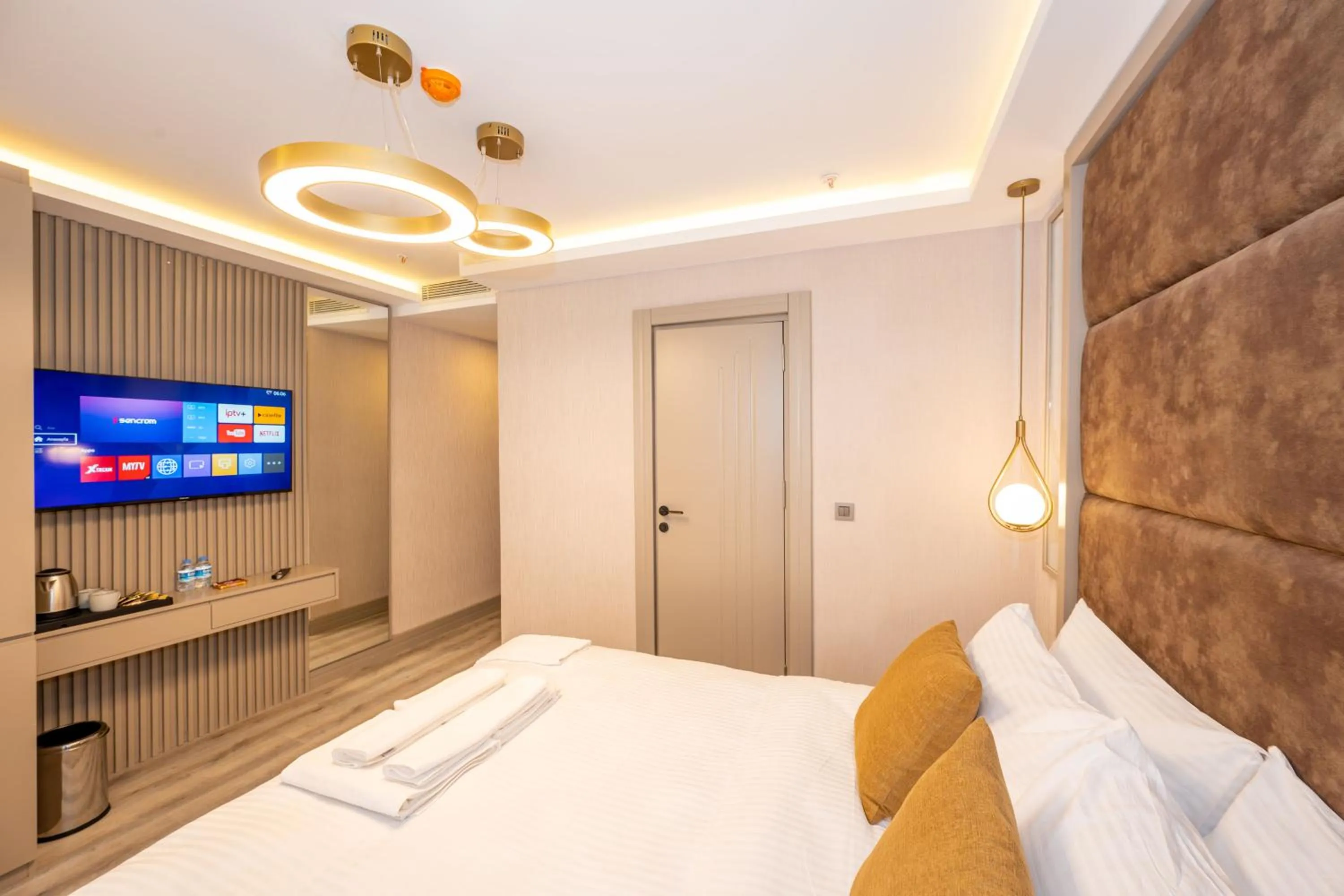 TV and multimedia, Bed in Massimo Hotel
