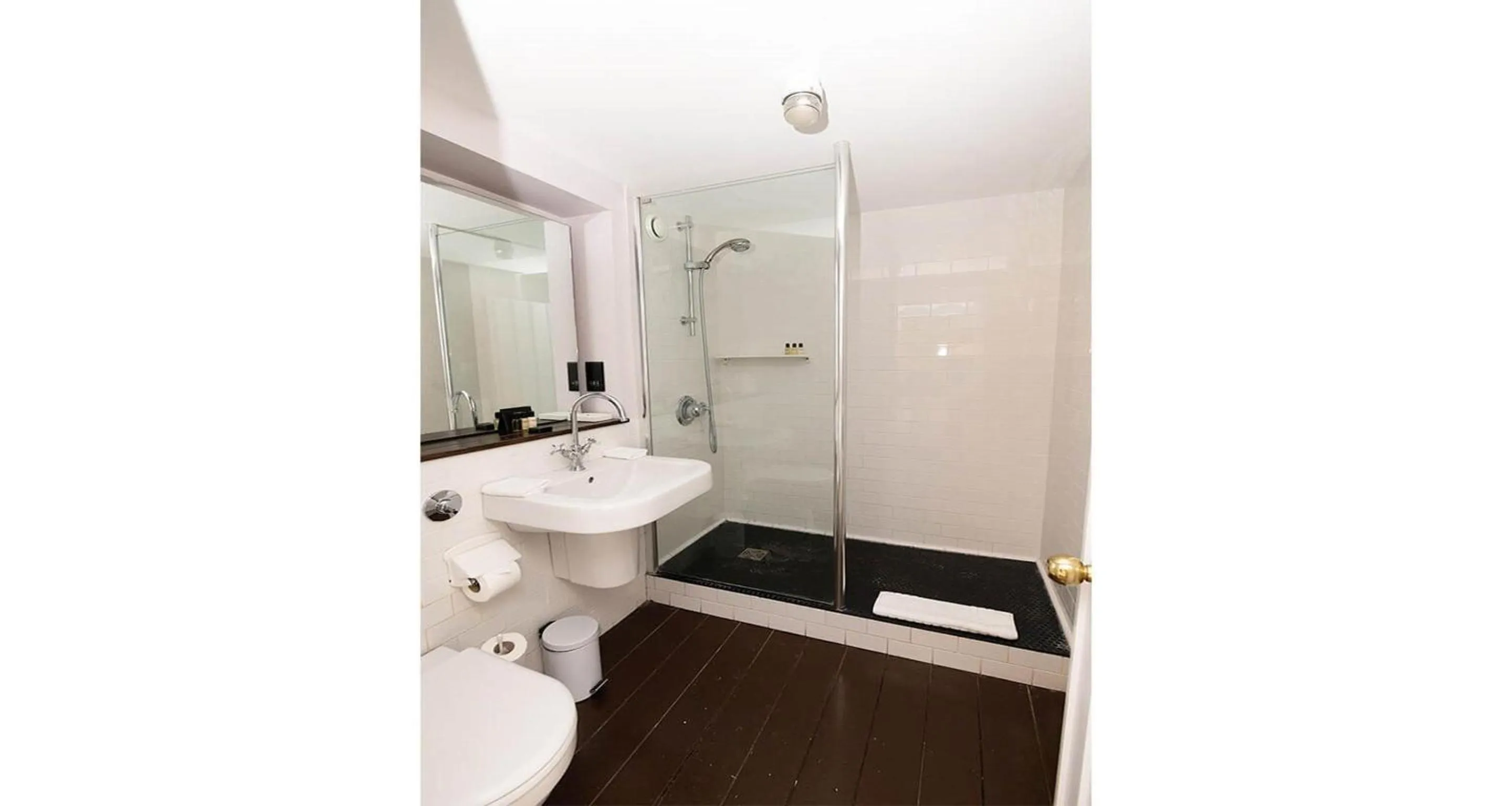 Bathroom in The Olde Bell, BW Signature Collection