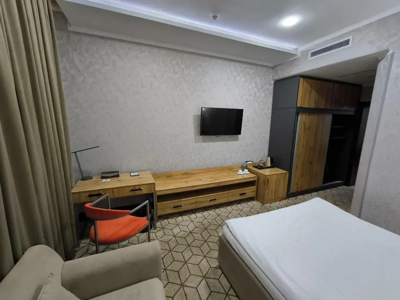 Deluxe Double Room in Zarafshan Grand Hotel city Deluxe Double Room in Zarafshan Grand Hotel city