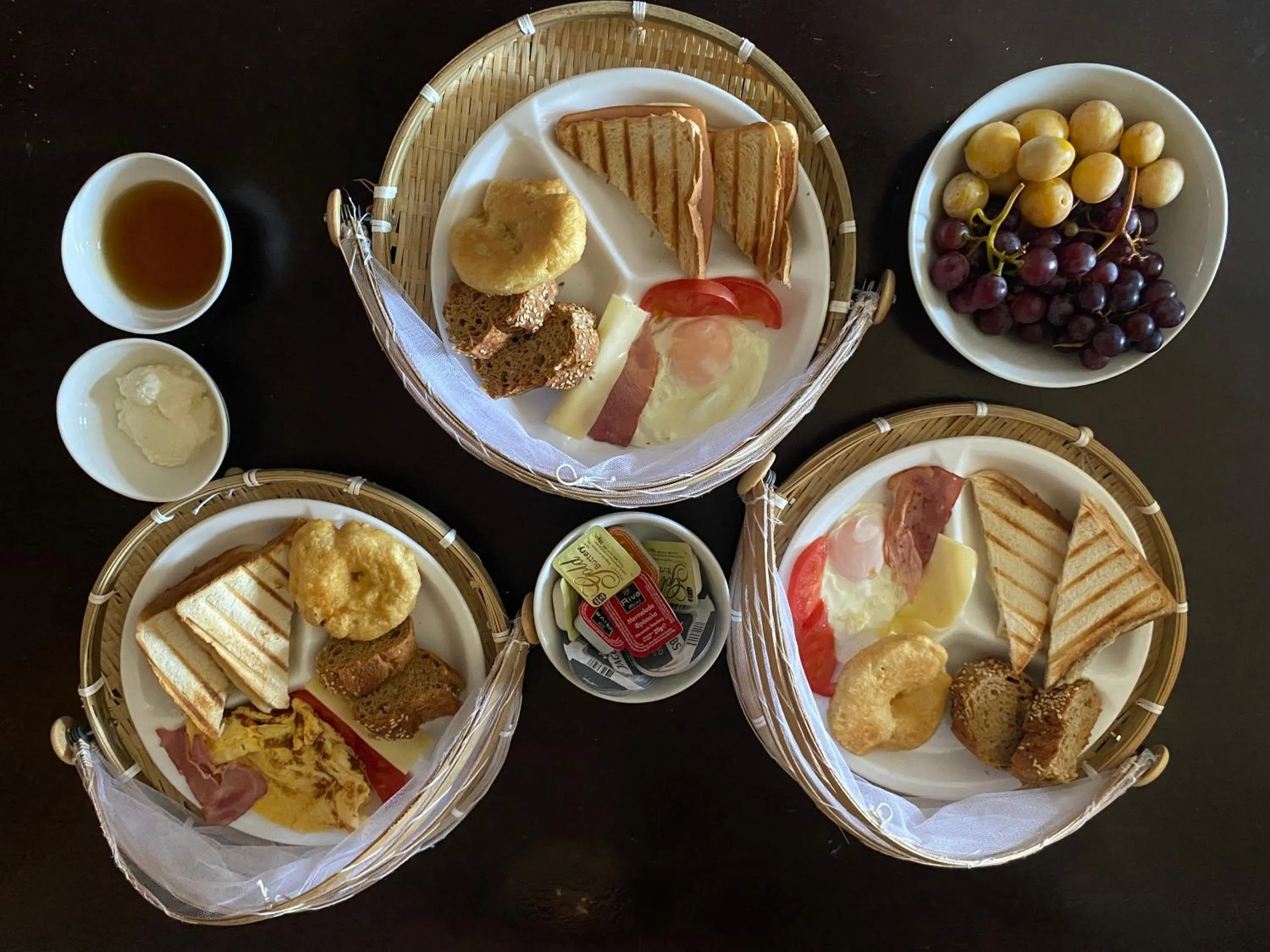 Breakfast in Babatseratsi skyrian studio 1