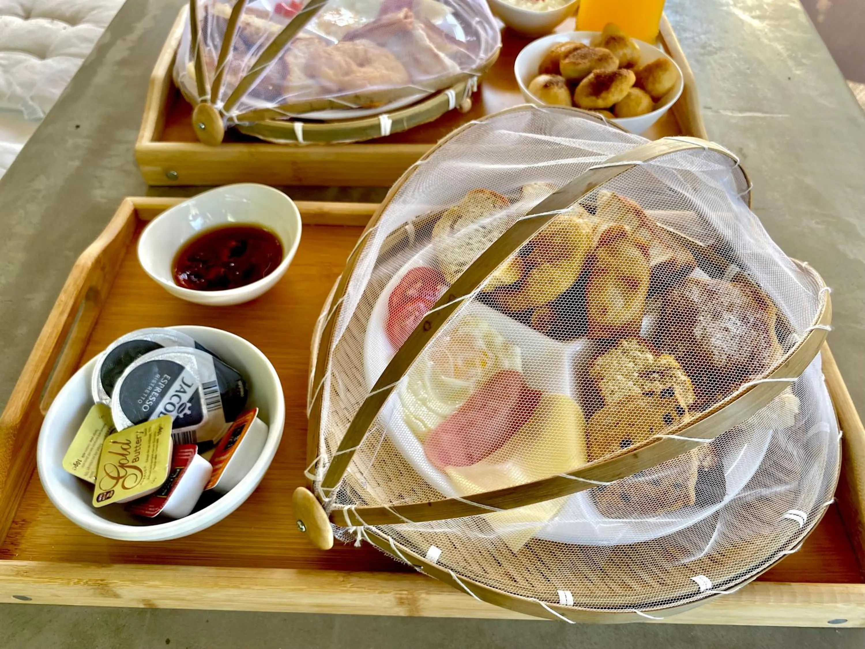 Breakfast in Babatseratsi skyrian studio 1