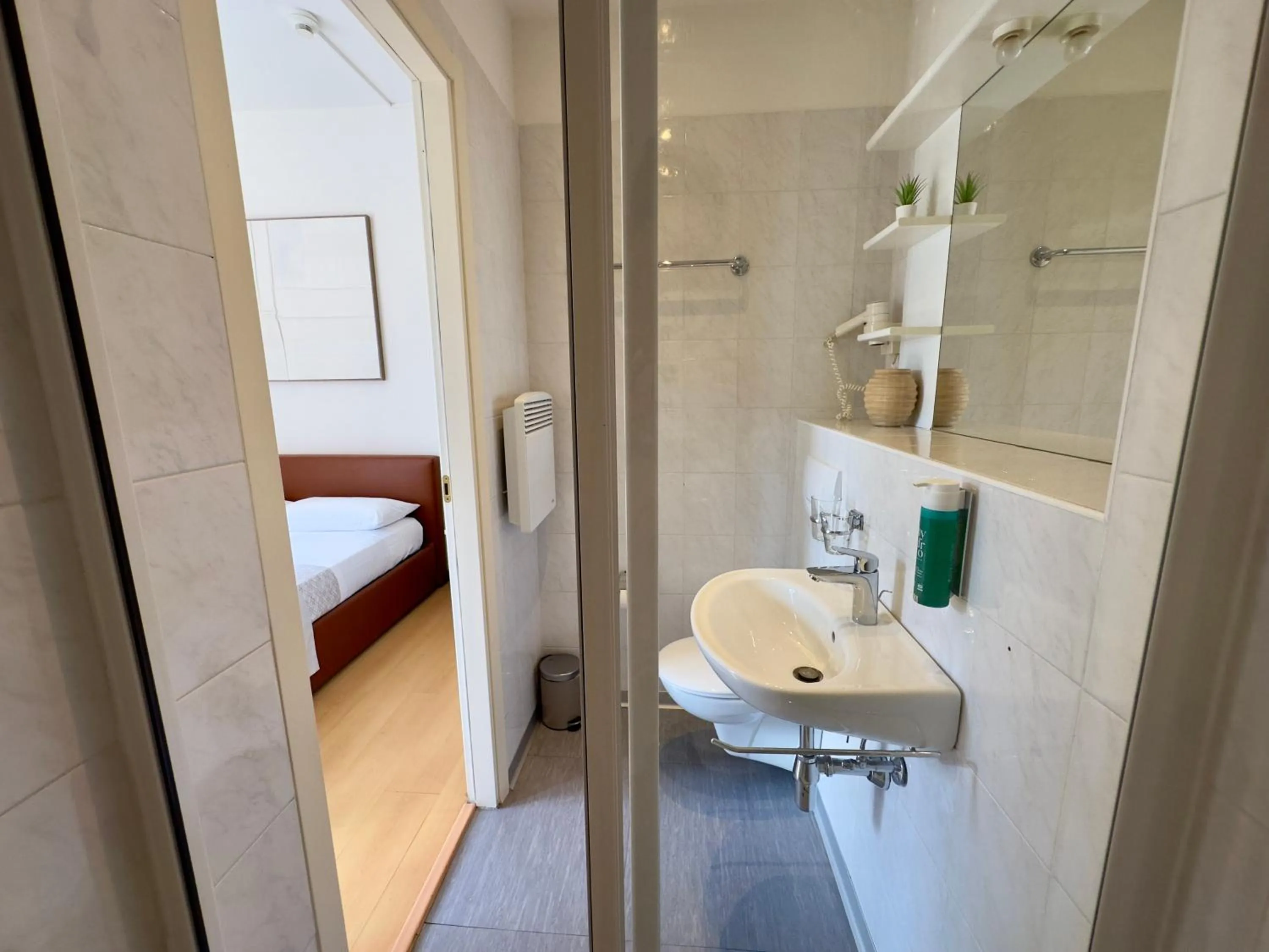 Bathroom, Bed in Hotel Locanda Castagnola