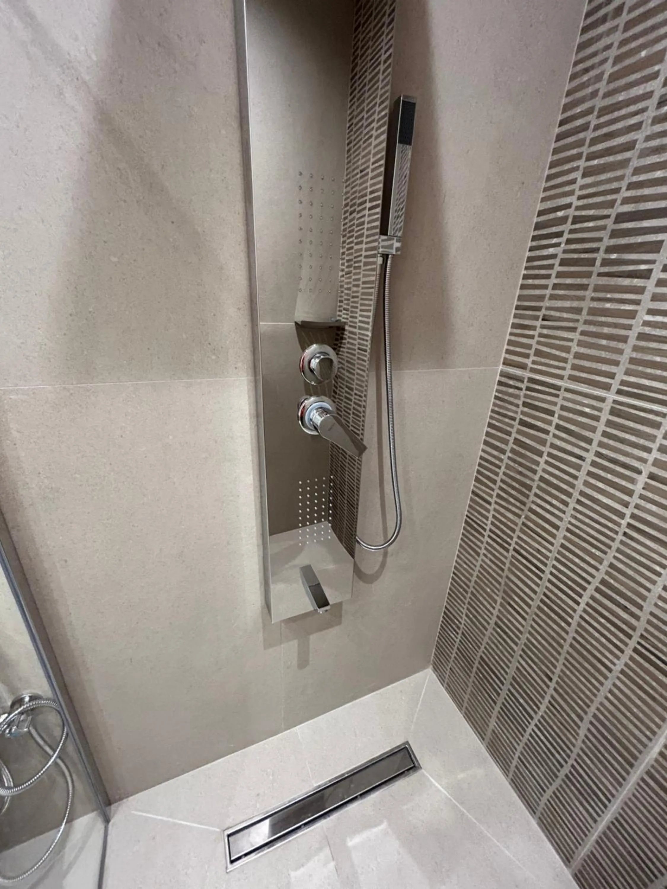 Shower in GLEN Premium Stays