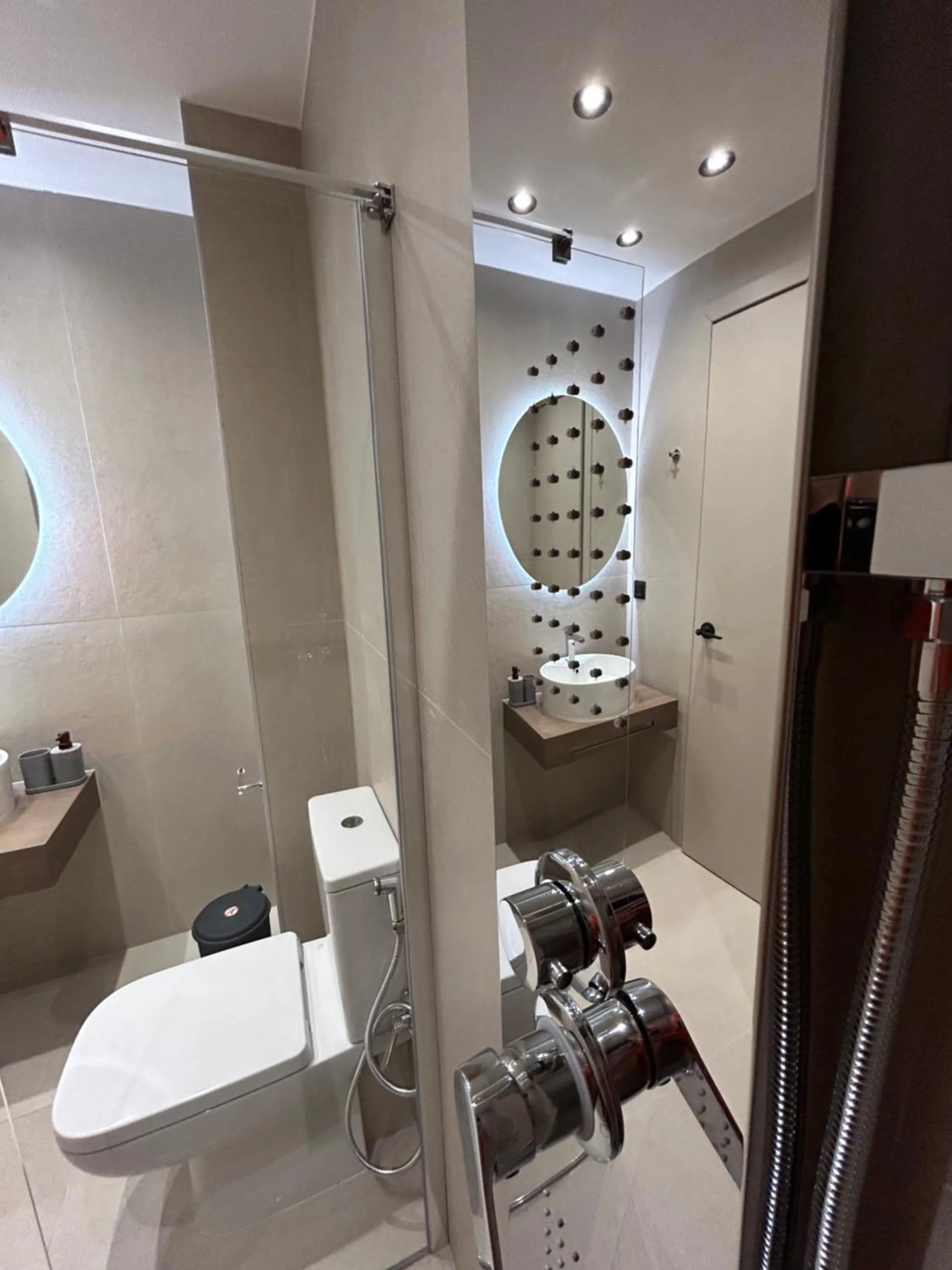 Shower in GLEN Premium Stays