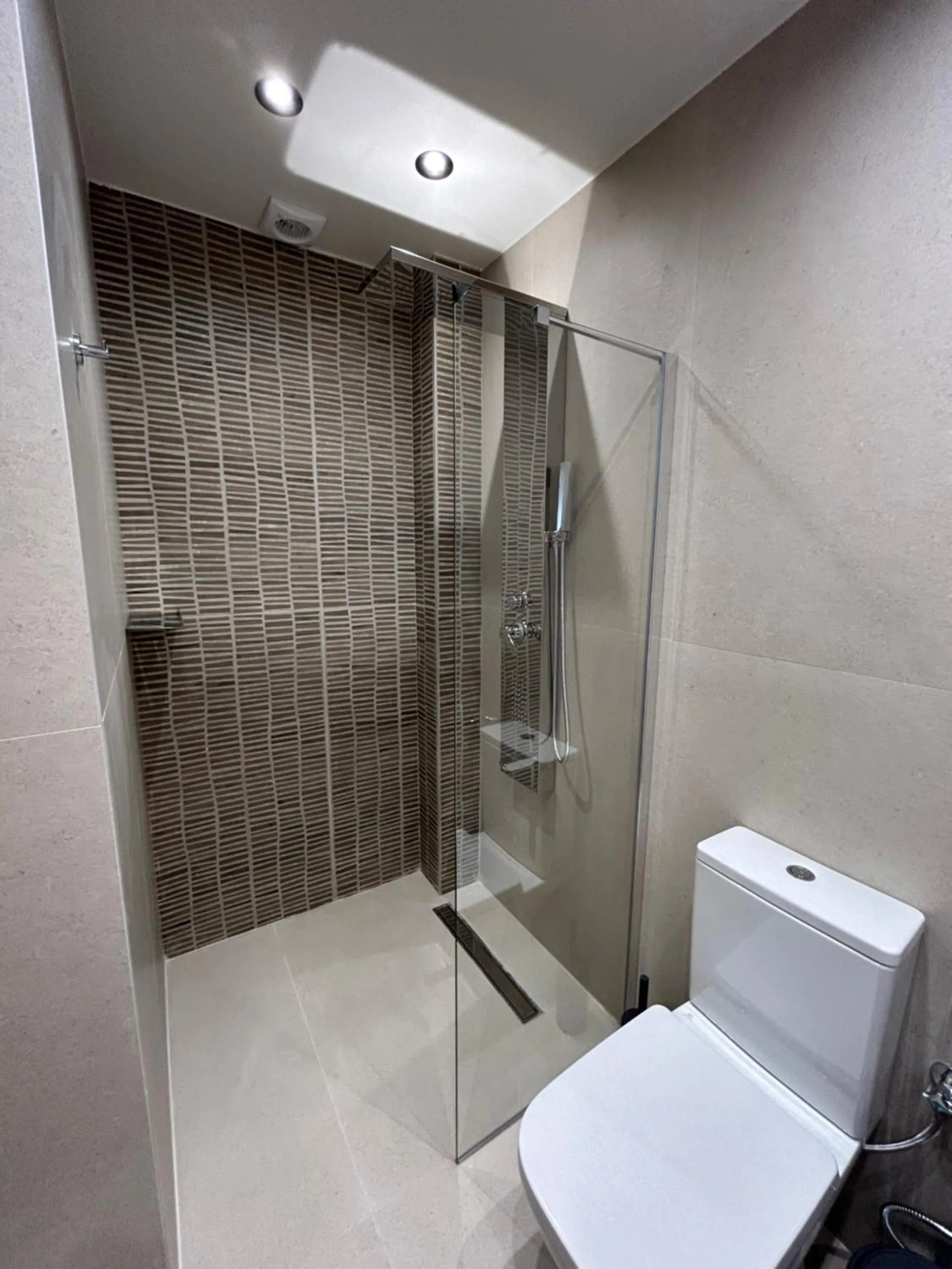 Shower in GLEN Premium Stays