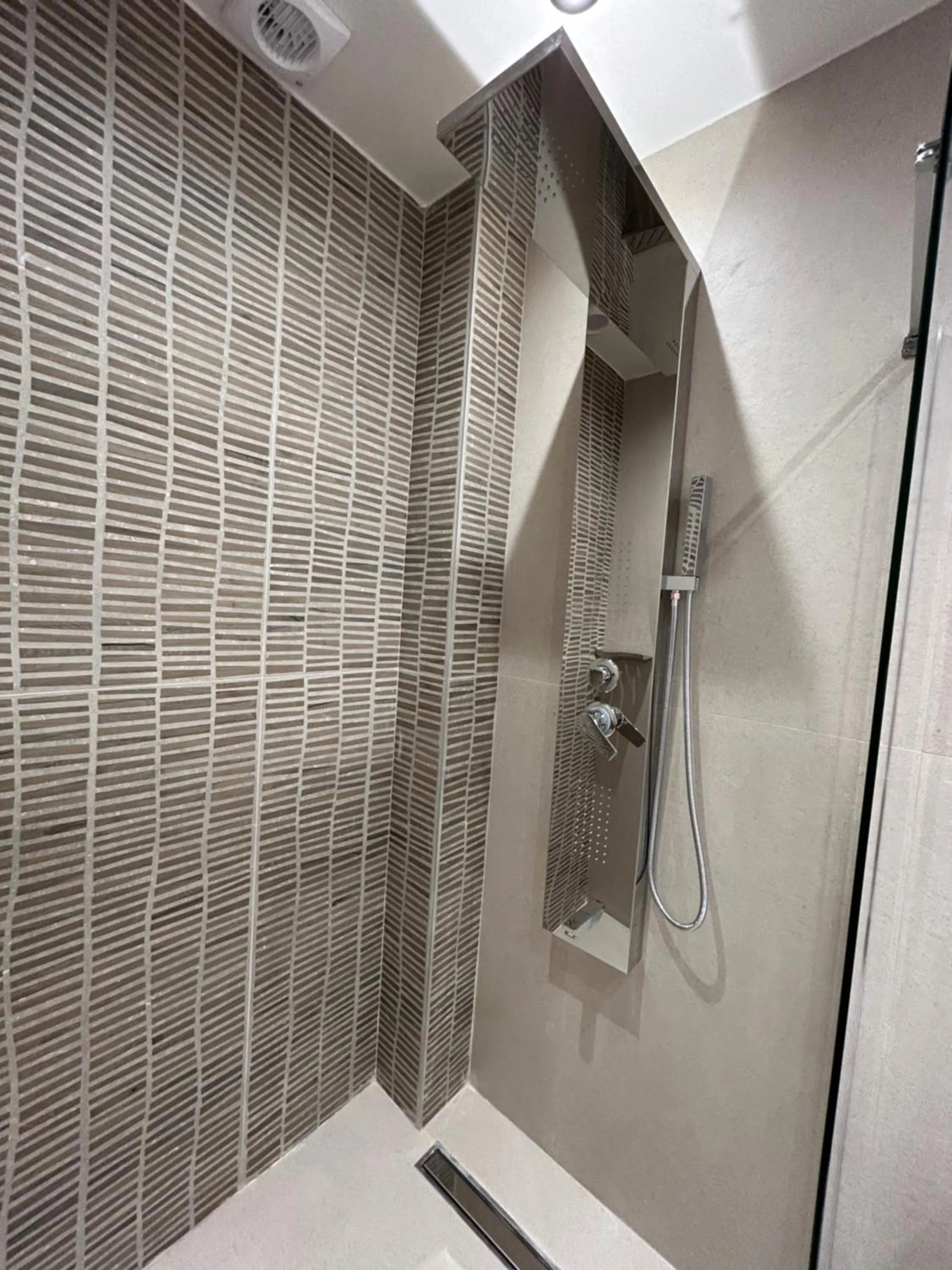 Shower in GLEN Premium Stays