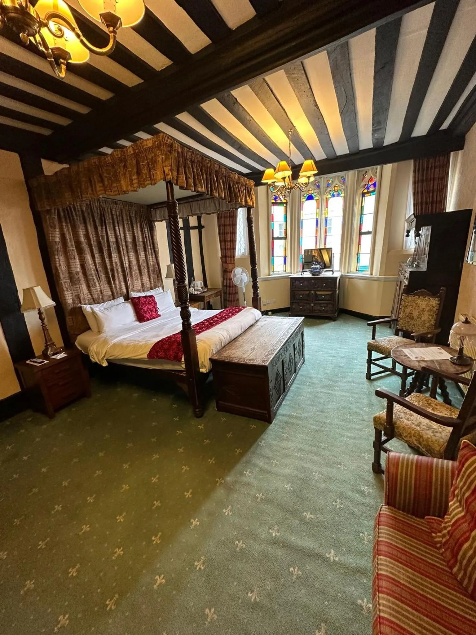 Photo of the whole room, Bed in George & Pilgrims Hotel