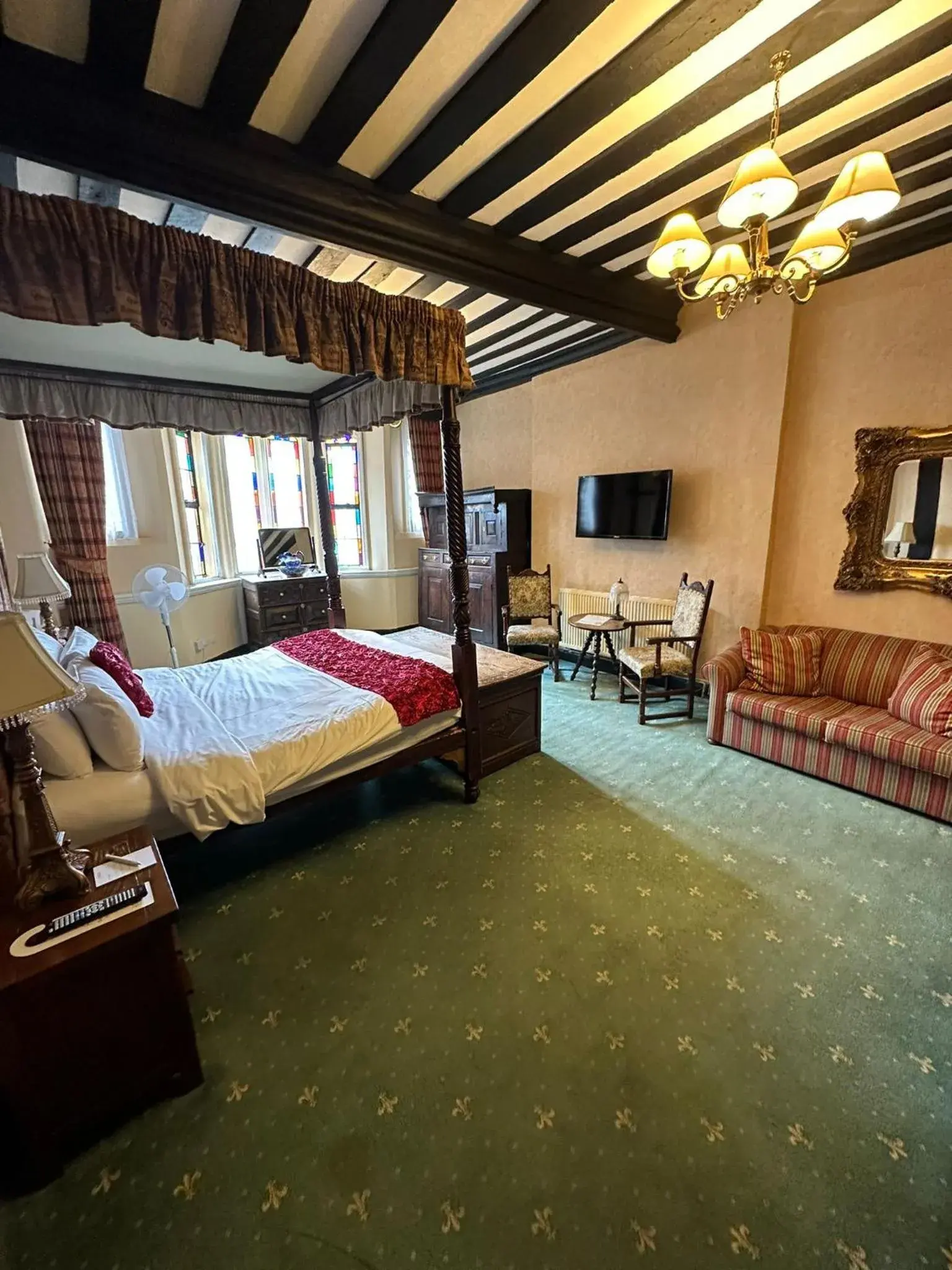 Deluxe Double Room in George & Pilgrims Hotel Deluxe Double Room in George & Pilgrims Hotel