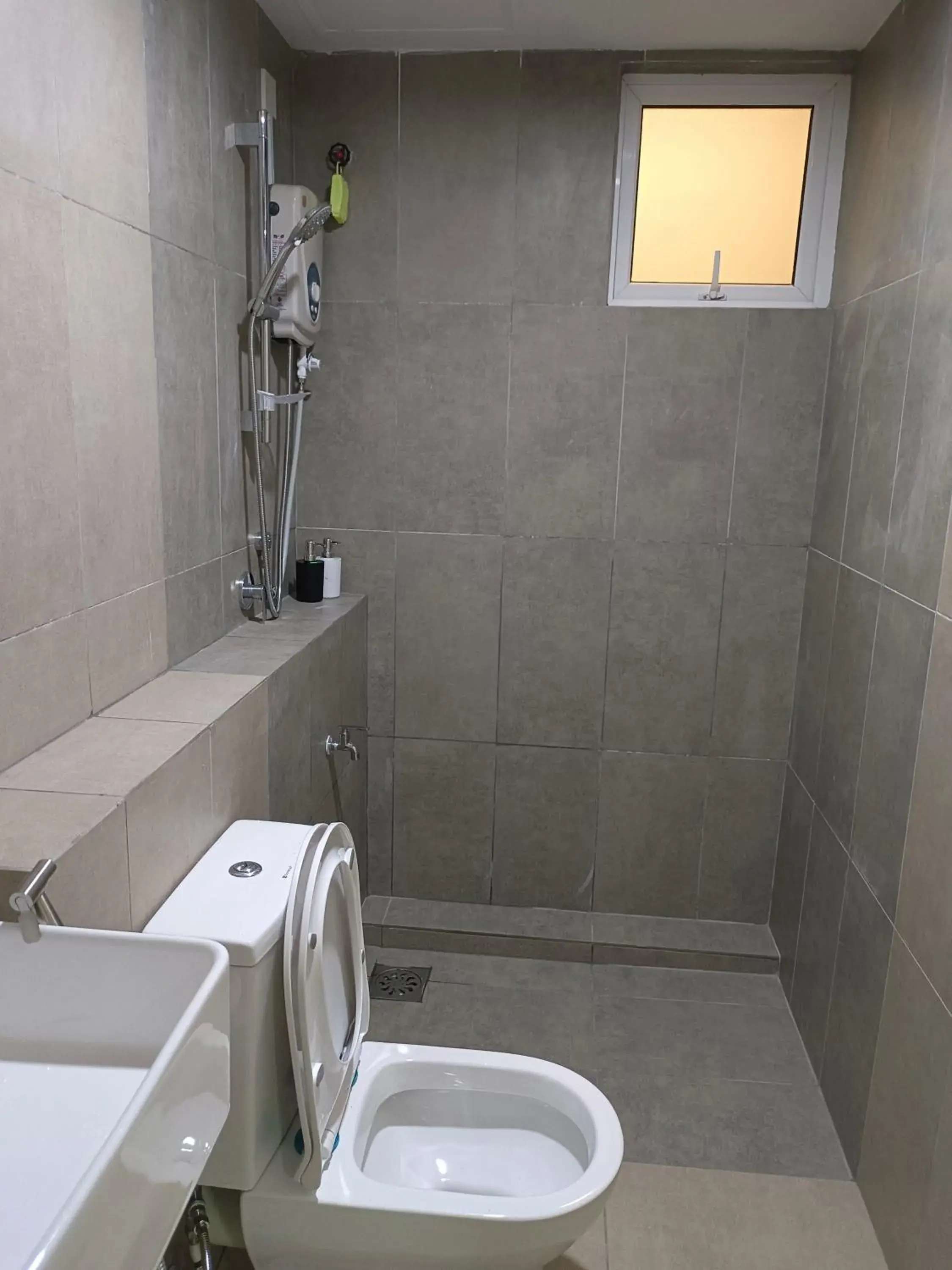 Shower in Sri Indah Pool Condostay Shower in Sri Indah Pool Condostay