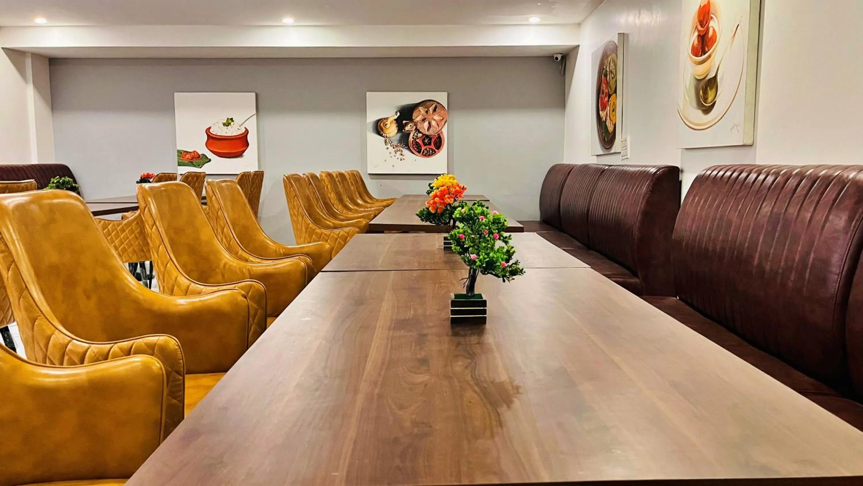 Restaurant/places to eat in Aamantran Residency Hotel, Sohna Road, Sector 49, Gurugram