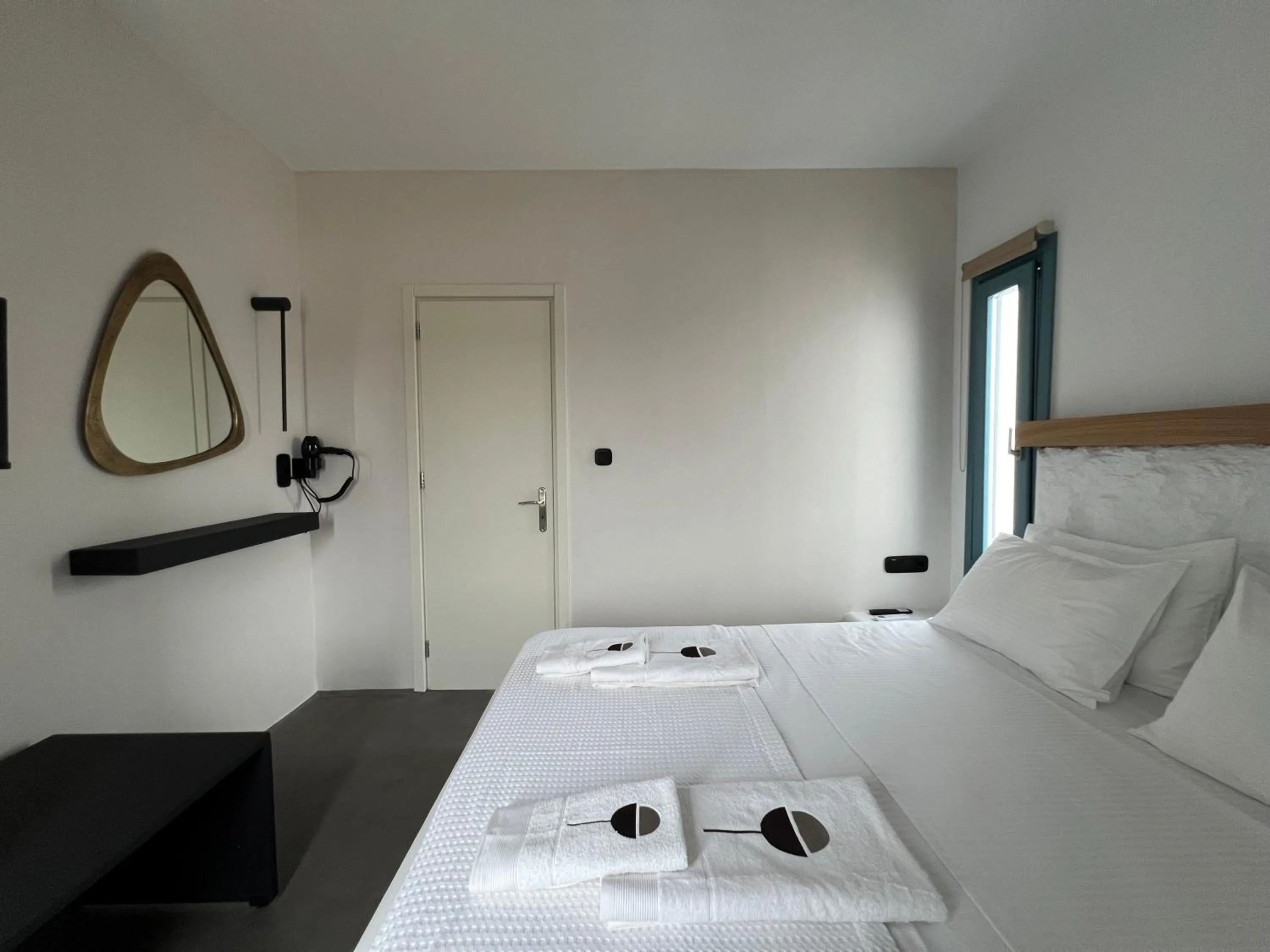 Thronos Suites