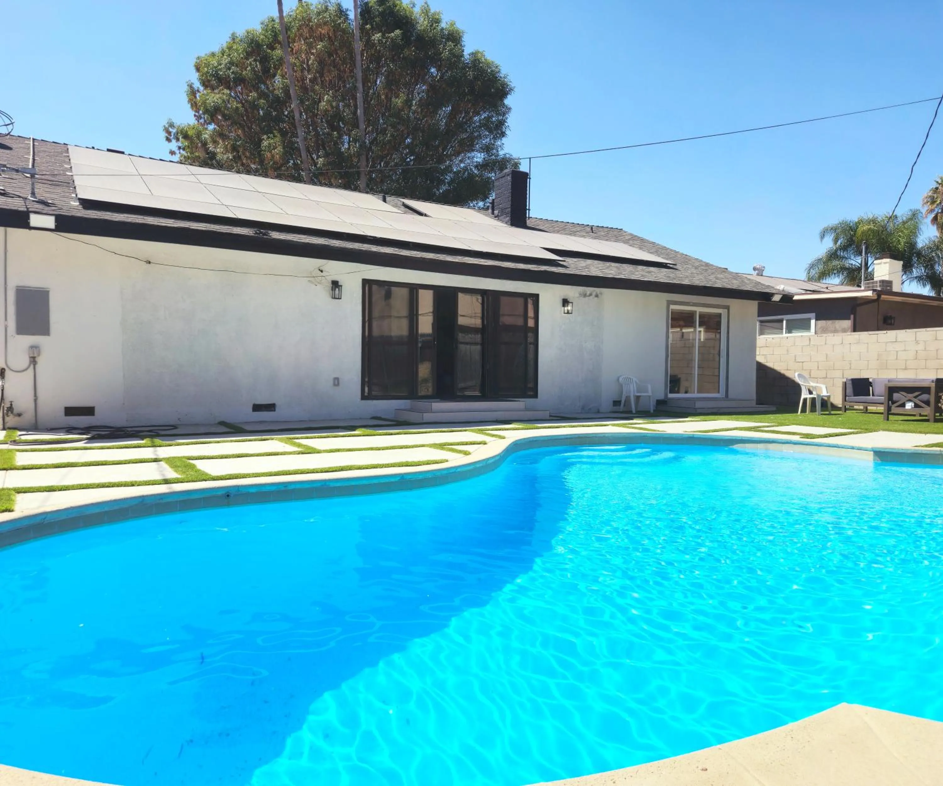 Swimming pool in Seasun Hostel