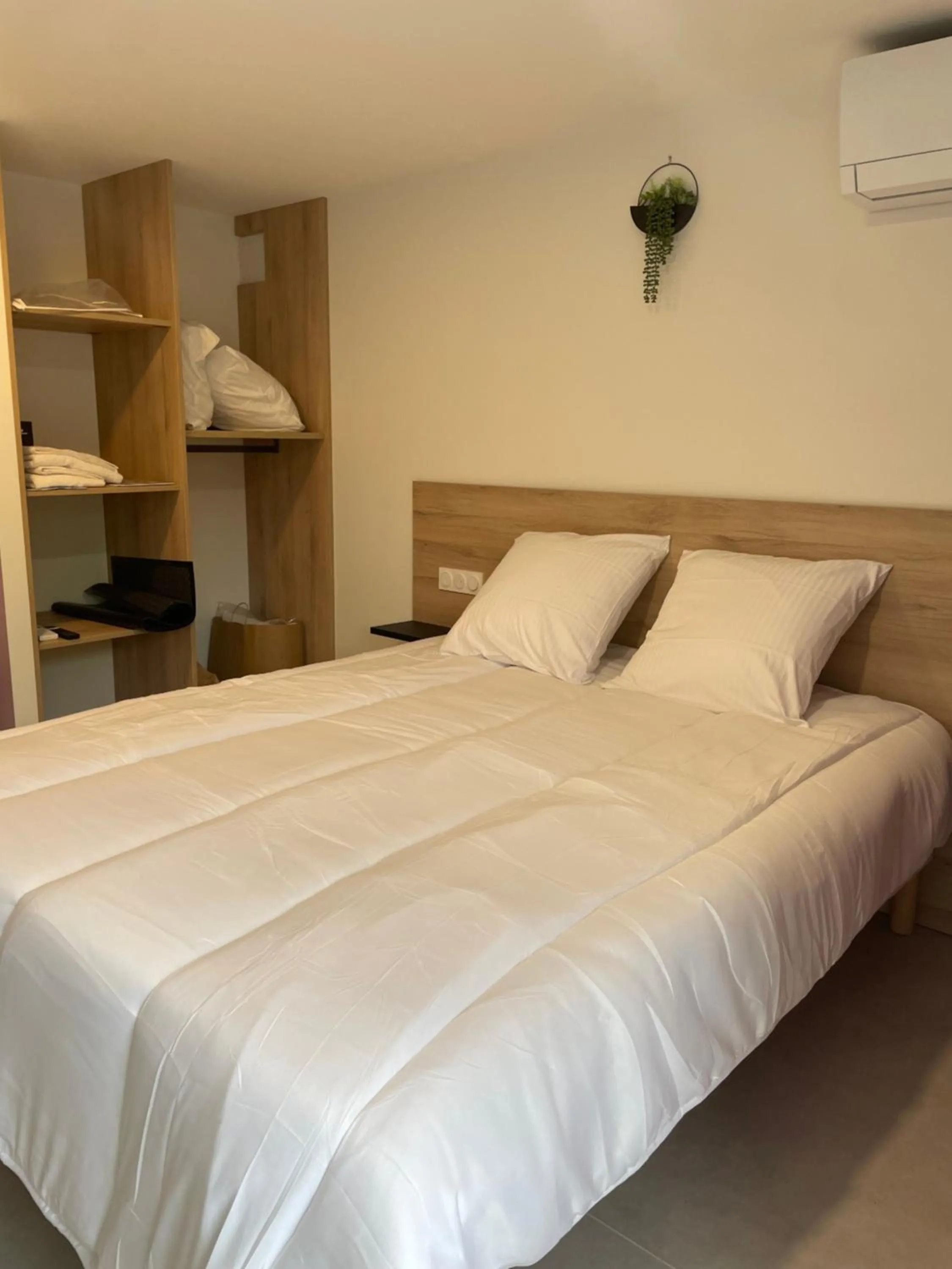 Bed in Hôtel les Jardins de Saulzet