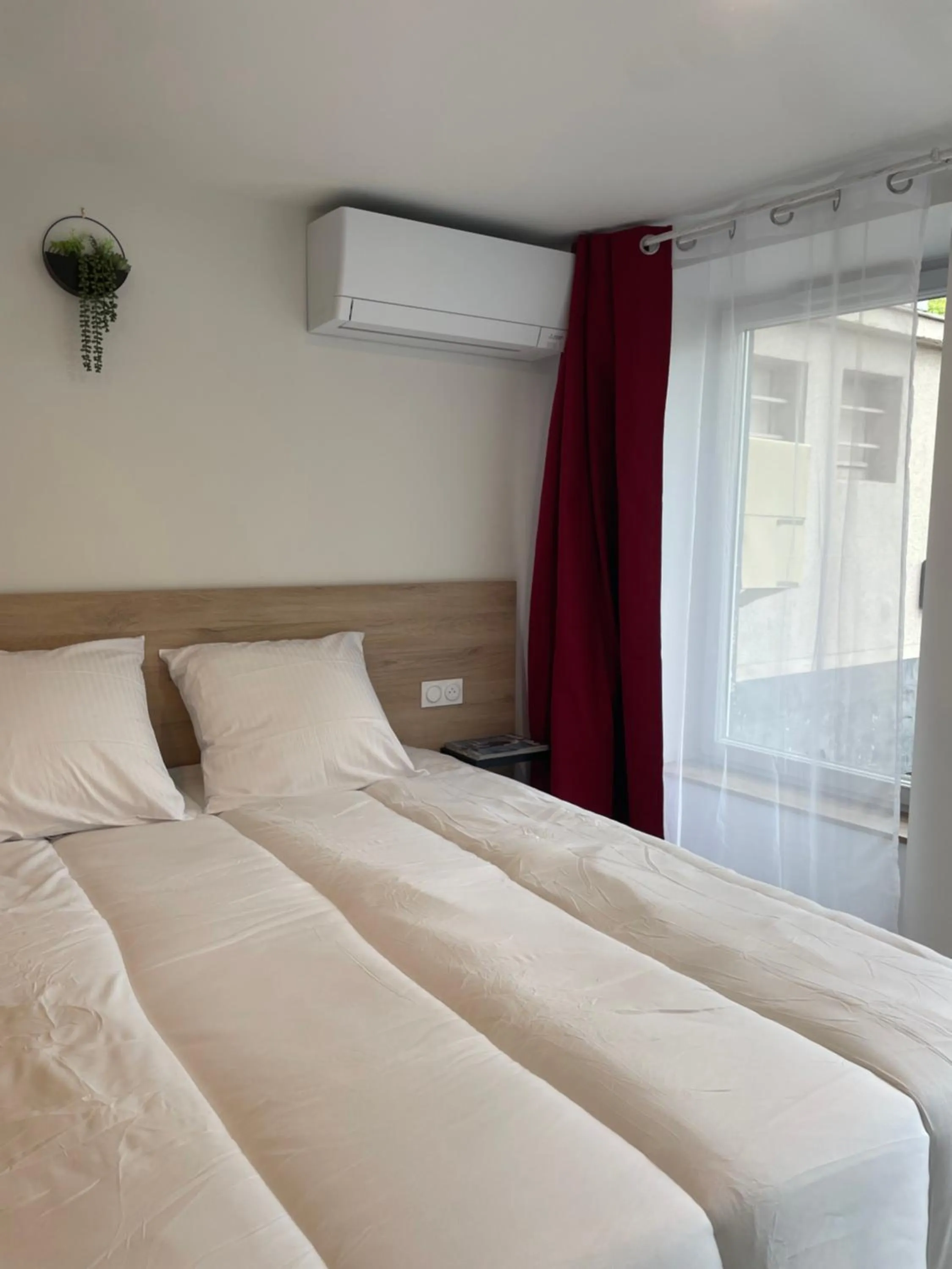 Bed in Hôtel les Jardins de Saulzet