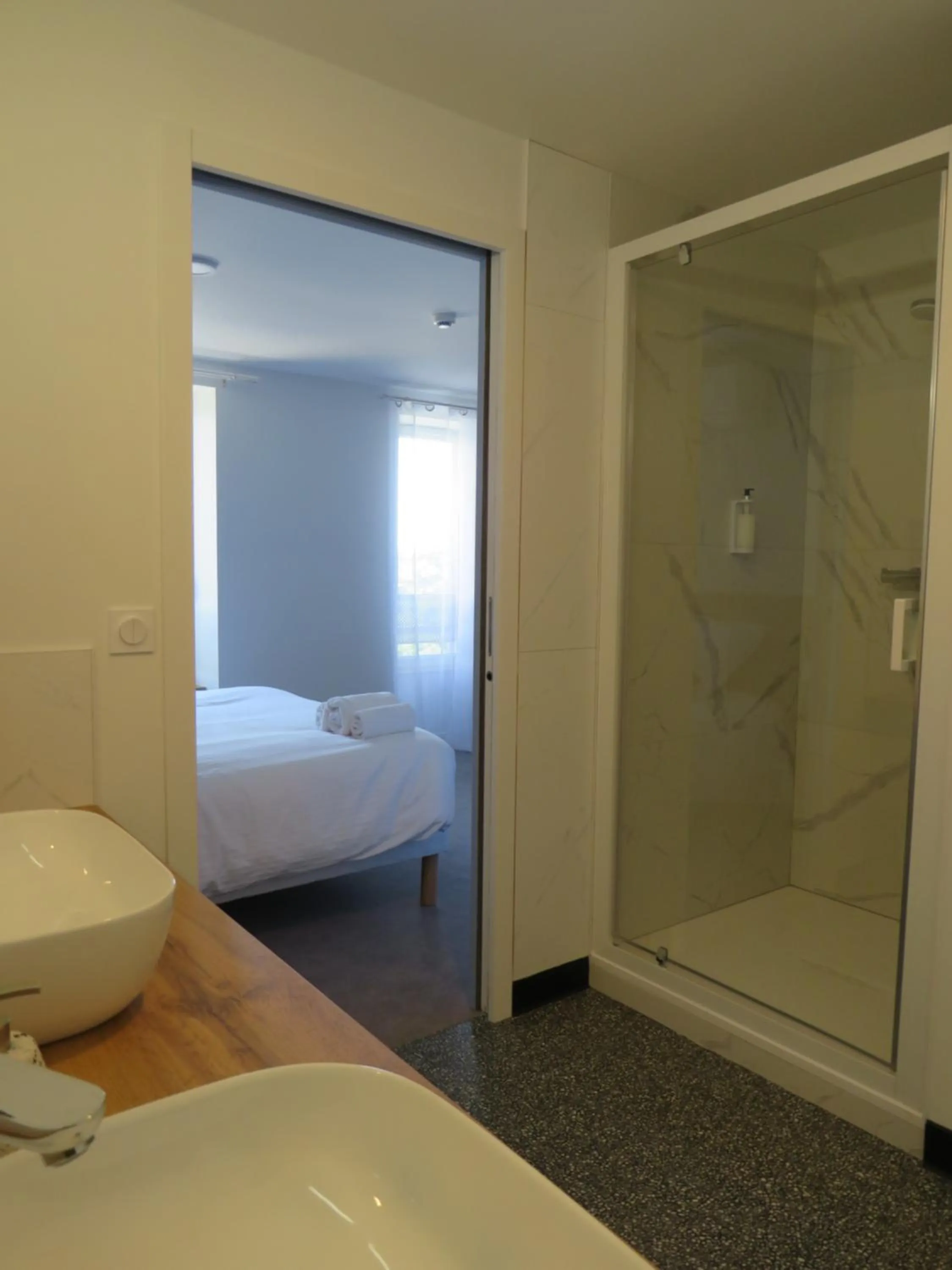 Bed in Hôtel les Jardins de Saulzet