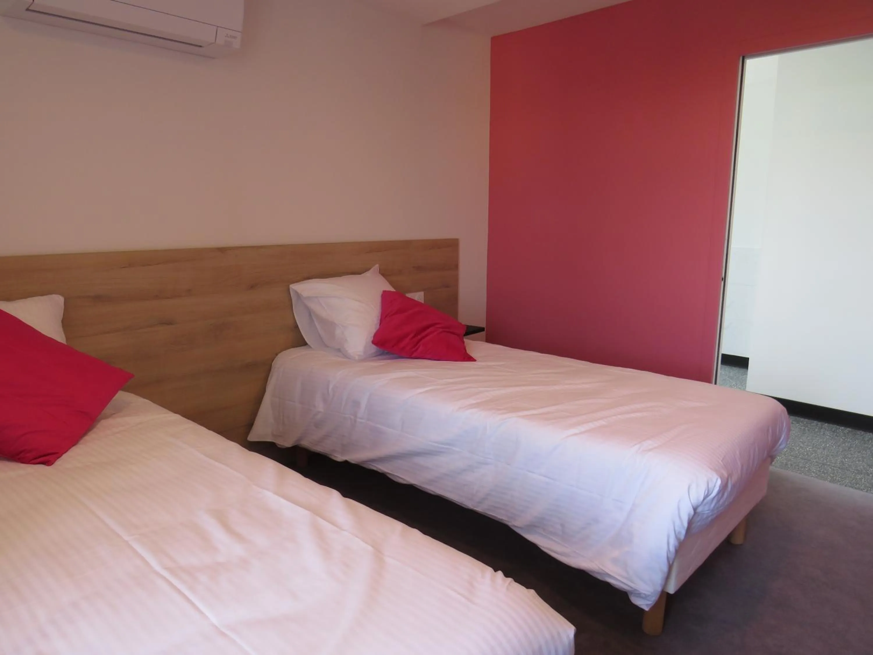 Bed in Hôtel les Jardins de Saulzet