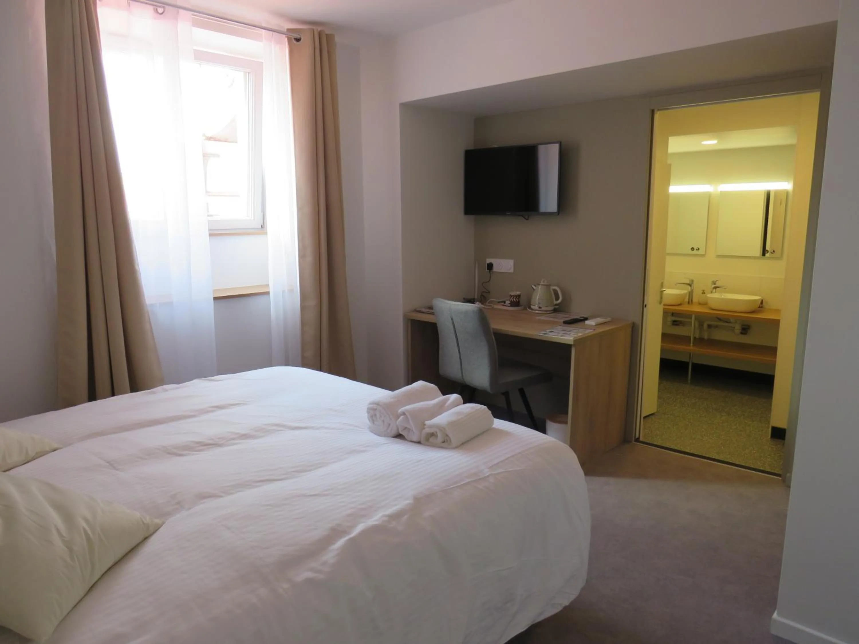 Bed in Hôtel les Jardins de Saulzet