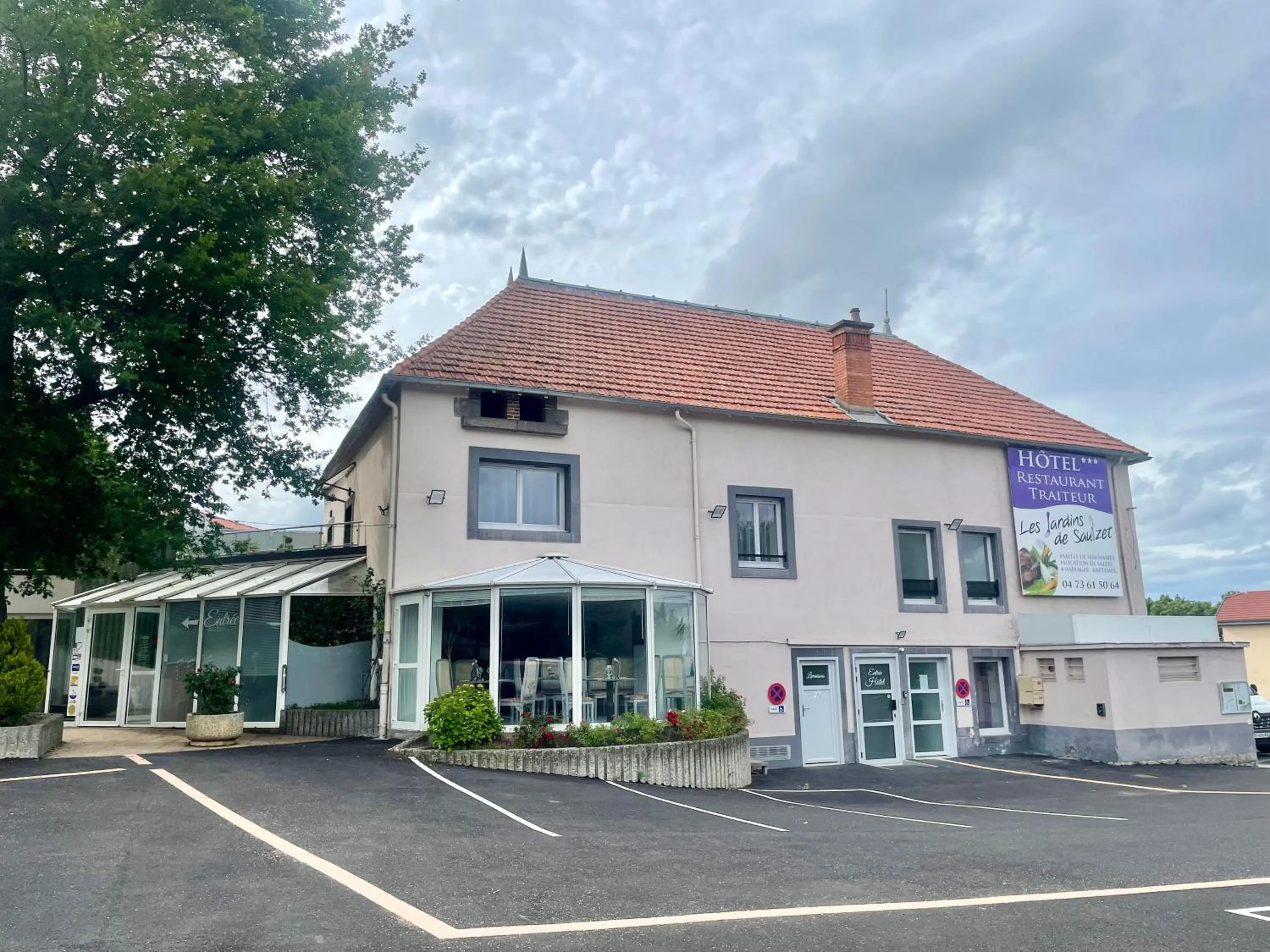 Property building in Hôtel les Jardins de Saulzet