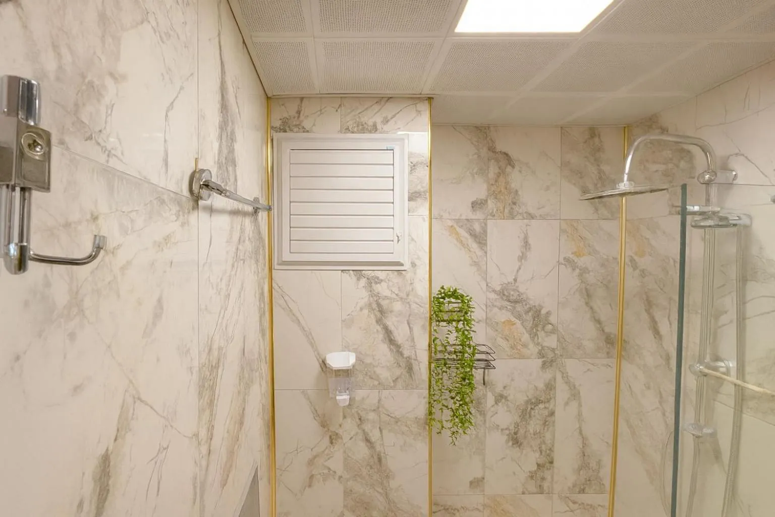 Shower in Ozer Hotel & Apartments