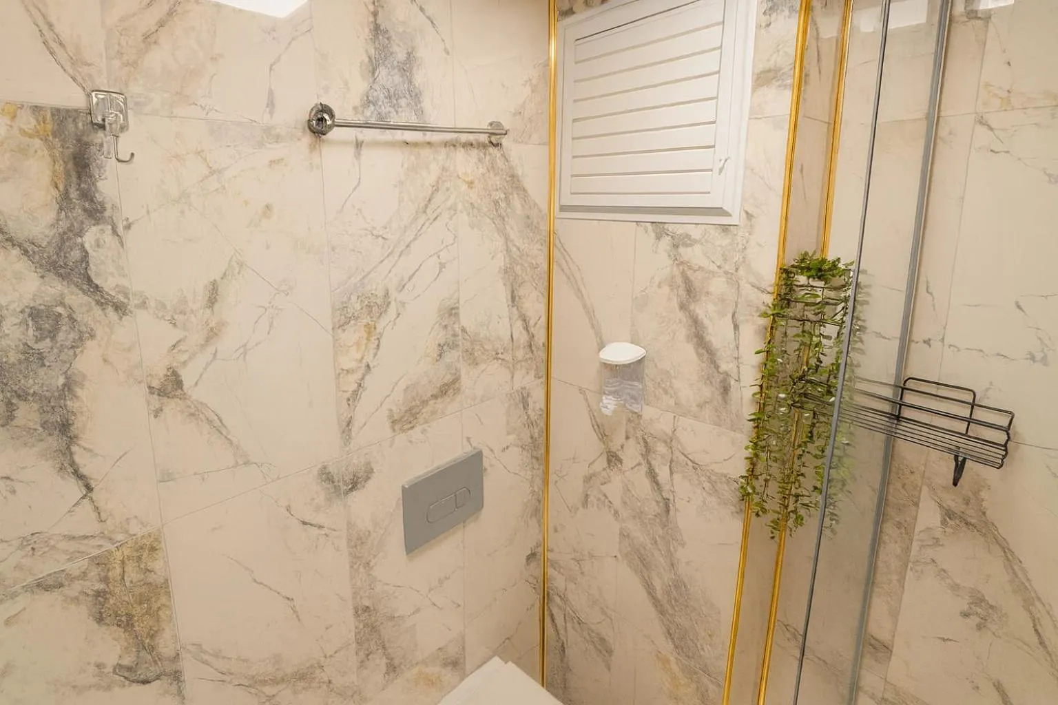 Shower in Ozer Hotel & Apartments