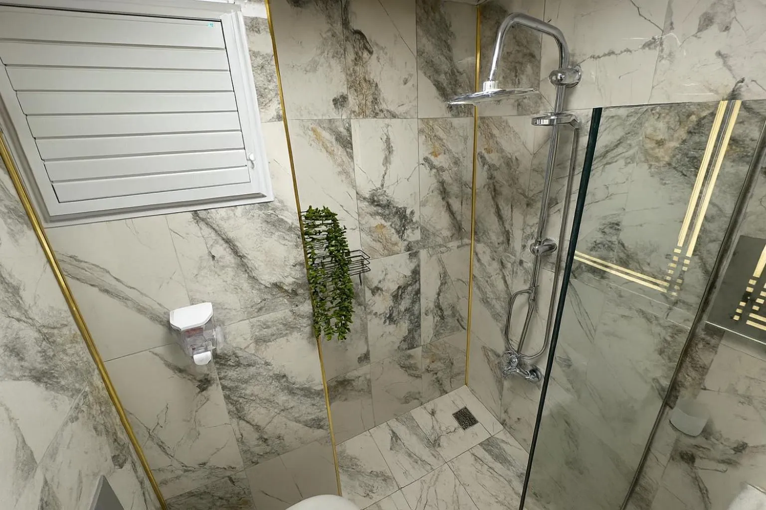 Shower in Ozer Hotel & Apartments