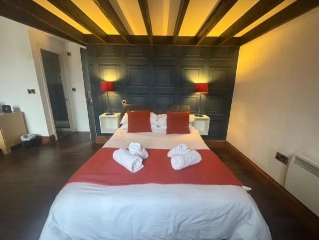 Bed in Ivy By The Sea