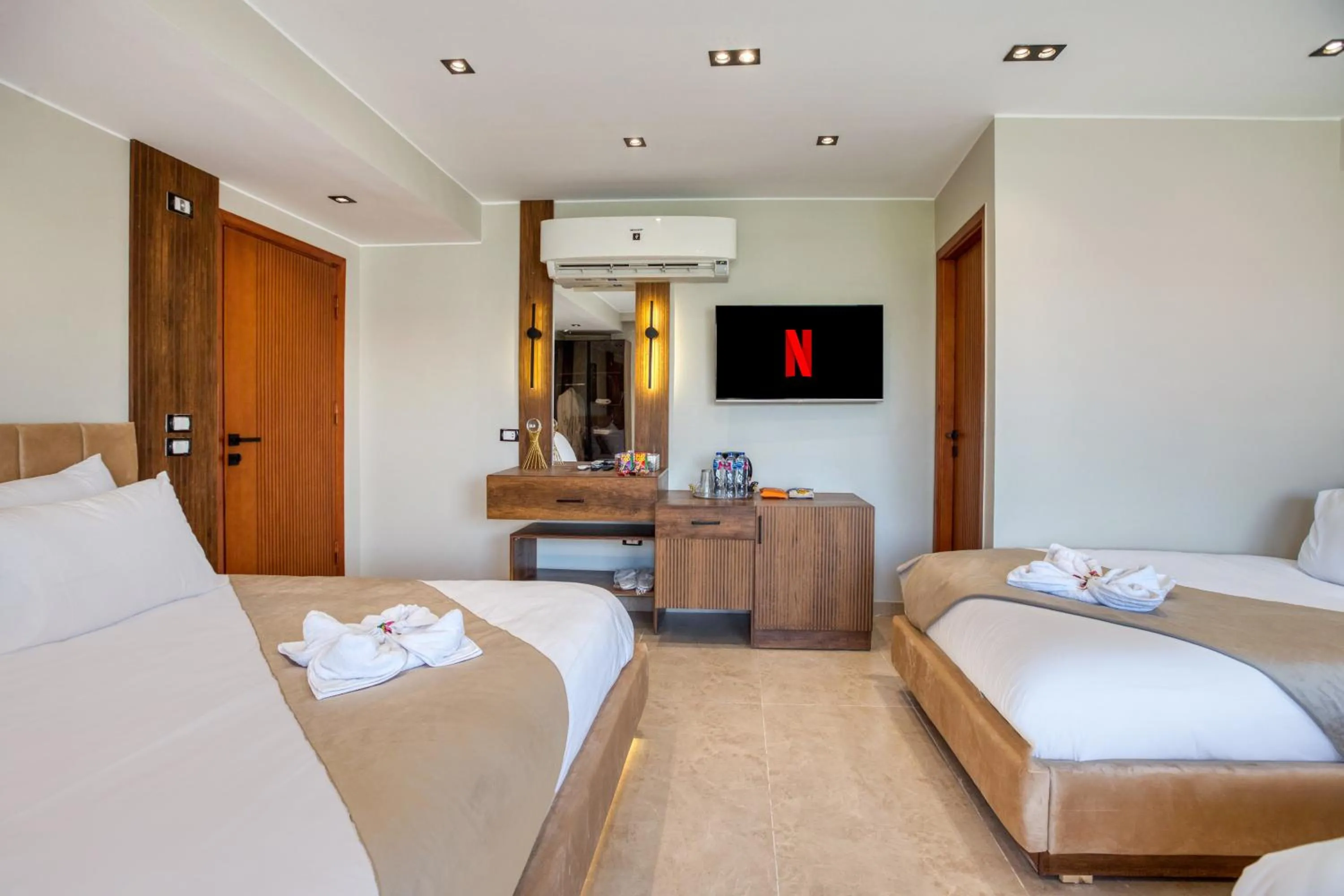 Communal lounge/ TV room, Bed in Gaia Pyramids Hotel