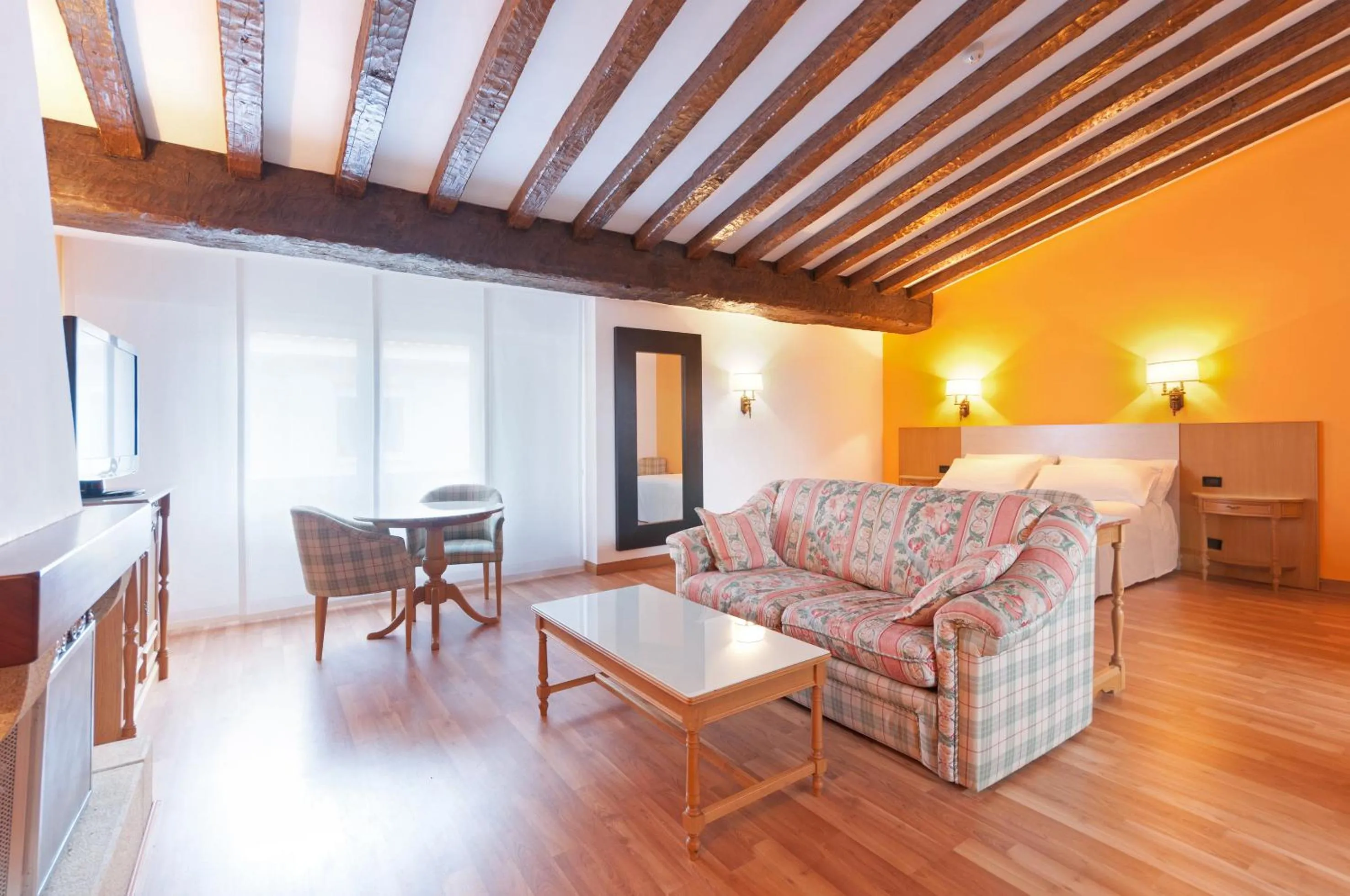 Living room, Bed in Gran Hotel Los Angeles