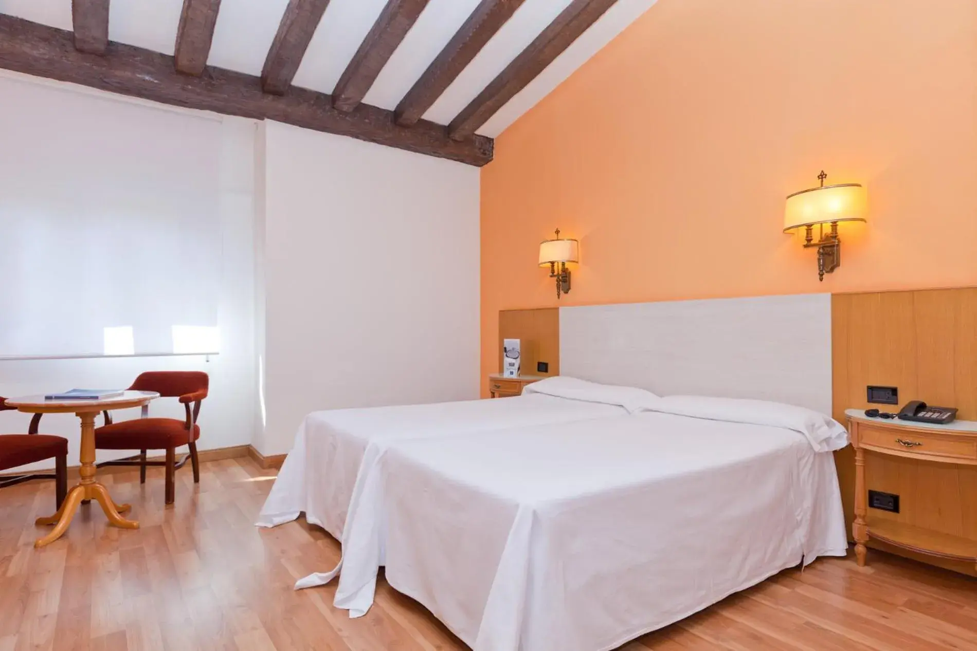 Triple Room in Gran Hotel Los Angeles Triple Room in Gran Hotel Los Angeles