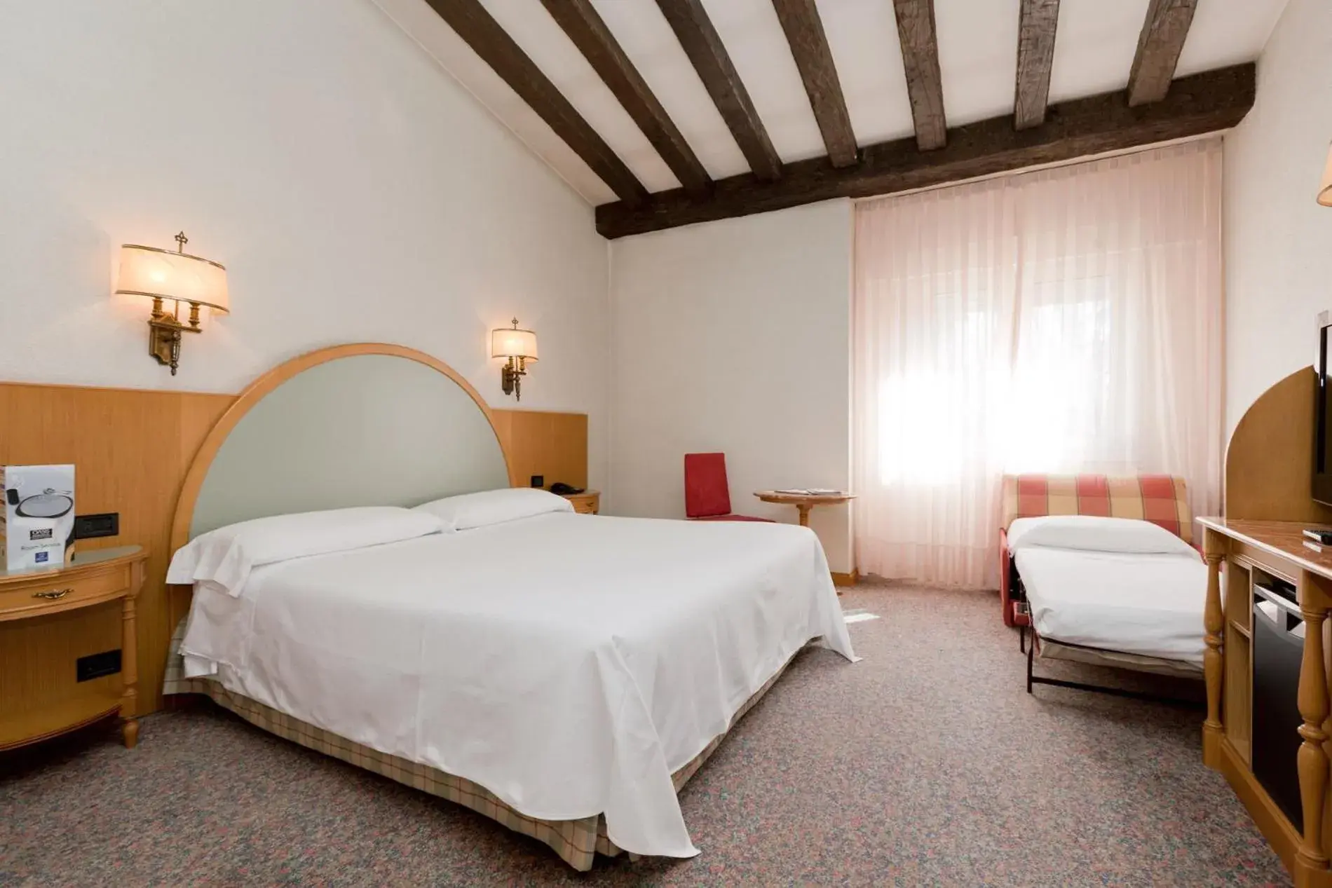 Triple Room in Gran Hotel Los Angeles Triple Room in Gran Hotel Los Angeles