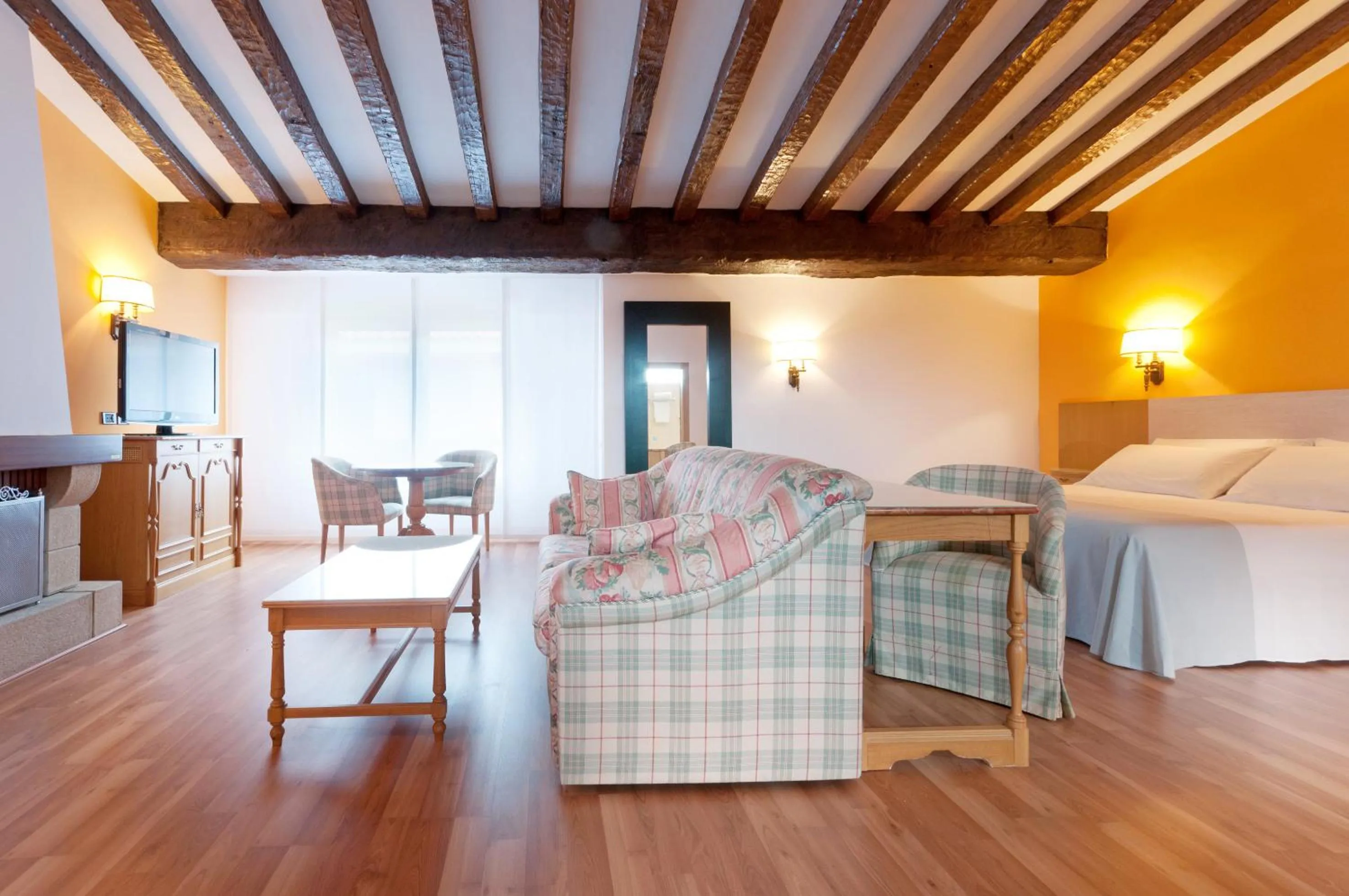 Living room, Bed in Gran Hotel Los Angeles
