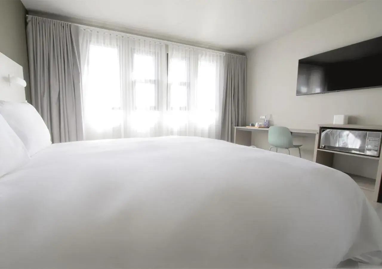 Bedroom, Bed in Cedrela Bedroom, Bed in Cedrela