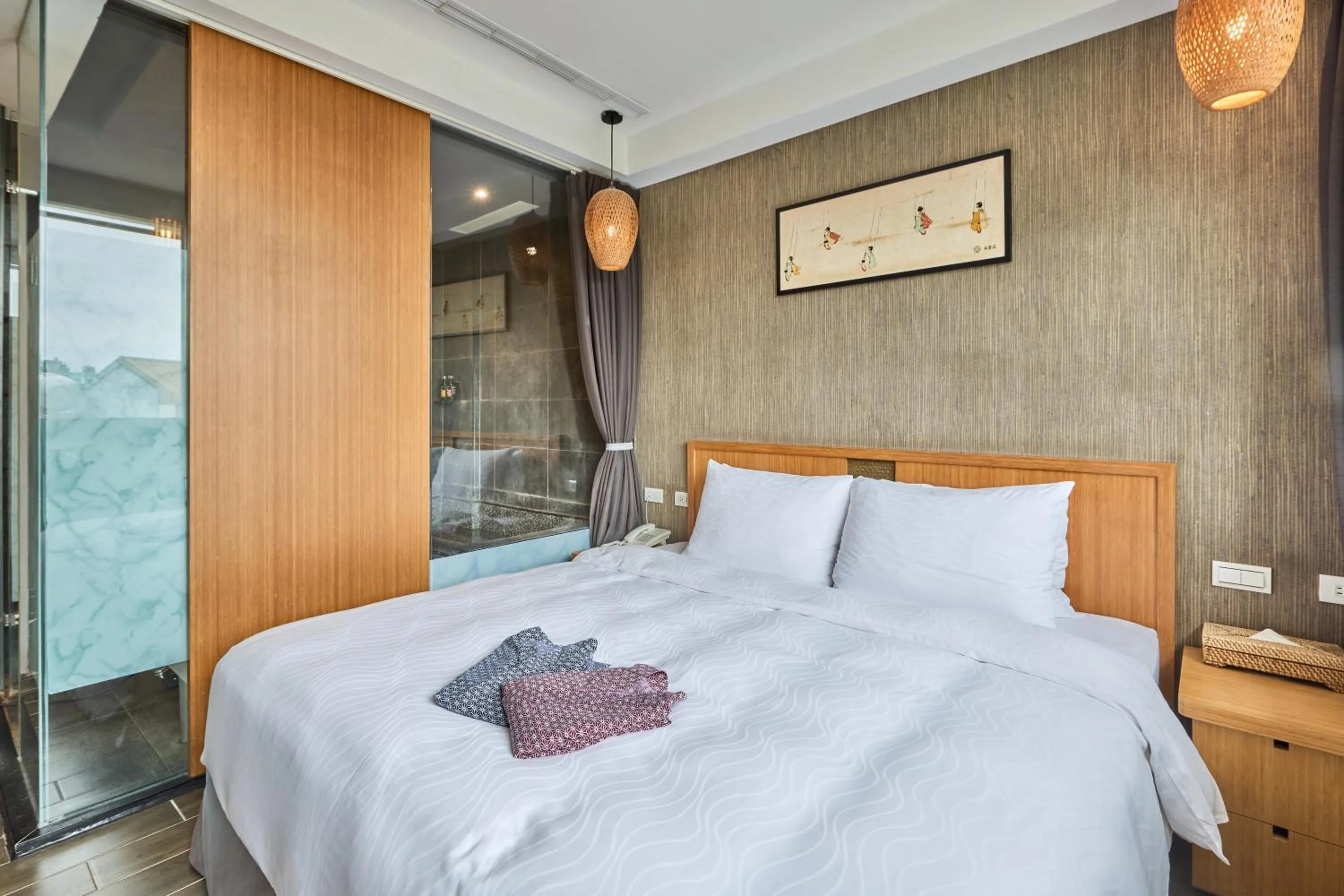 Bed in Tenlien onsen Hot Spring Hotel