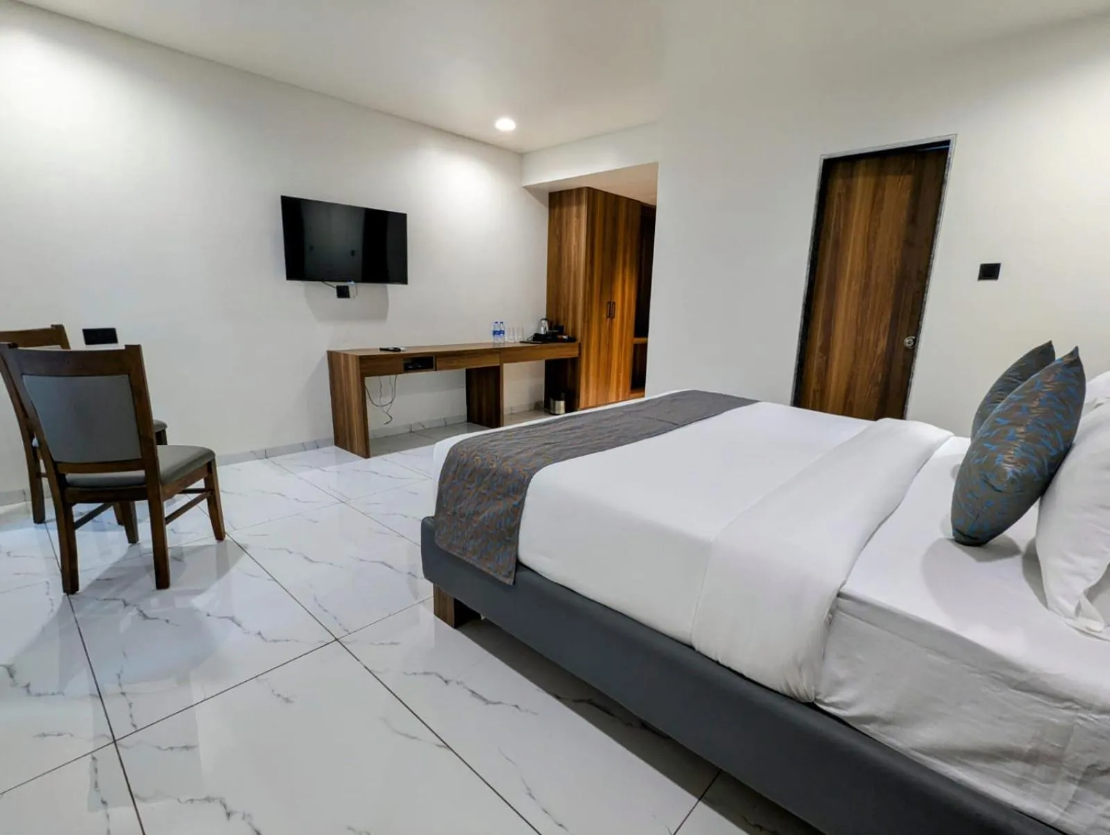 TV and multimedia, Bed in Hotel Majestic By NxtJen Hospitality